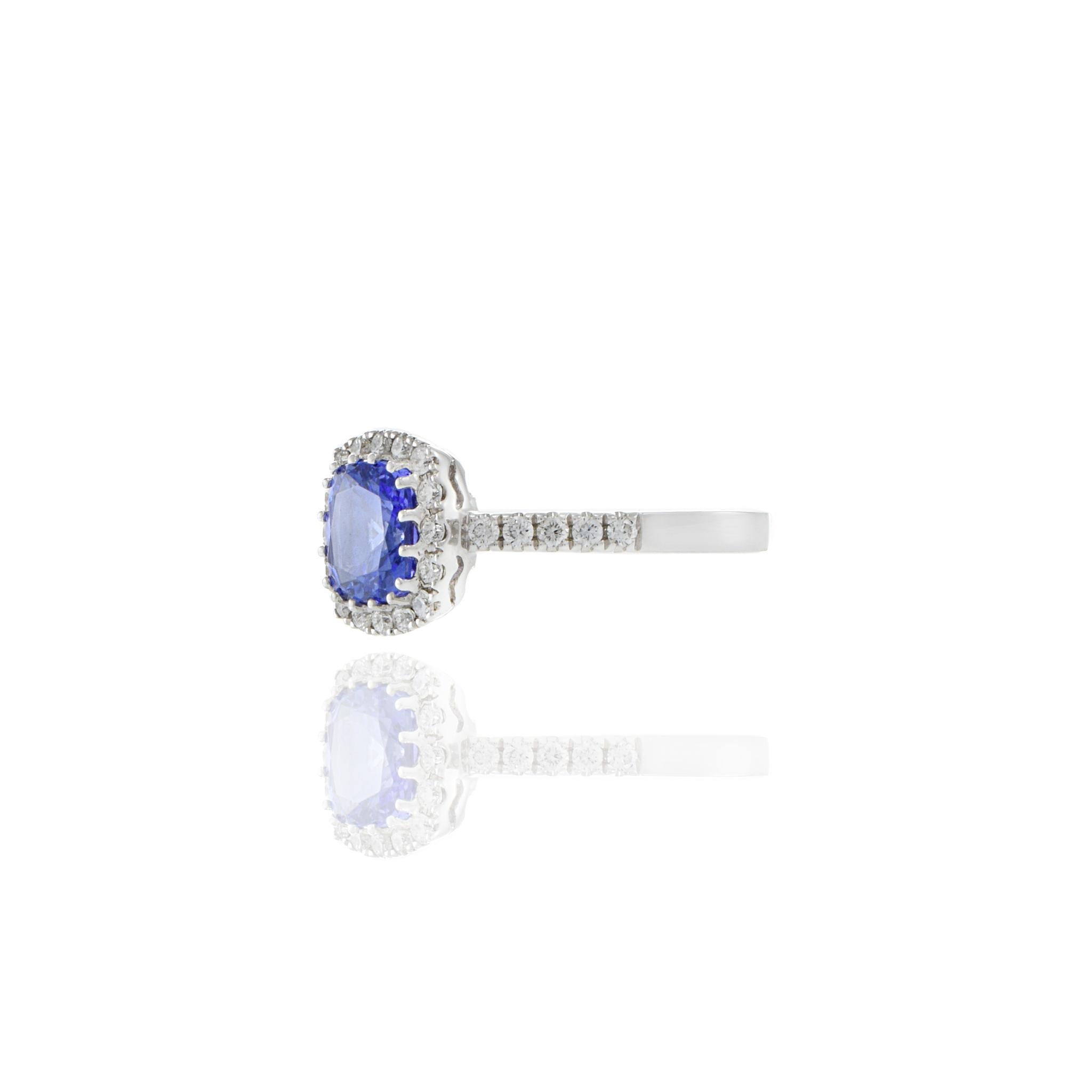 Anillo de oro blanco de 14 quilates con tanzanita en cojín y diamantes en Excelente estado para la venta en New York, NY