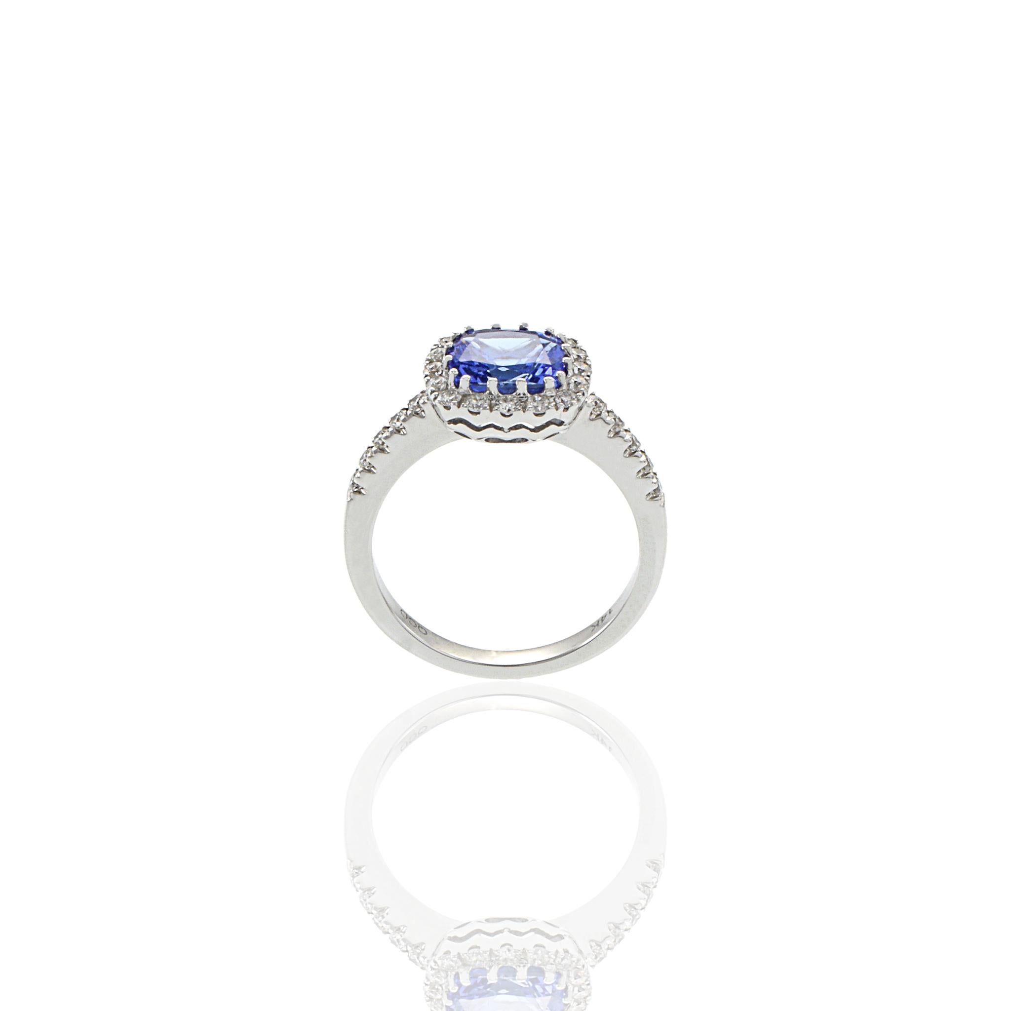 Femenino o masculino Anillo de oro blanco de 14 quilates con tanzanita en cojín y diamantes en venta