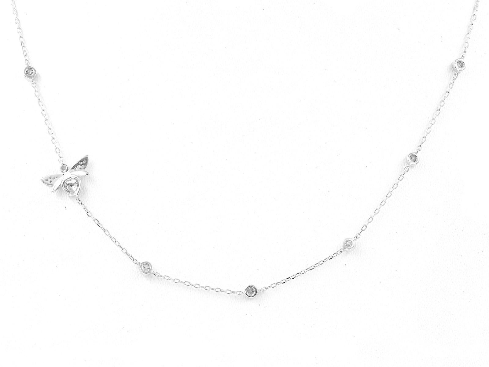 Eine feine, goldfarbene Kette mit einem kleinen, detailreichen Schmetterlingsanhänger, der mit funkelnden Kristall- oder Zirkonia-Akzenten (CZ) verziert ist, oft in Pavé-Optik.

MATERIAL :  14KT Weißgold
Gold Gewicht : 2.24 Gramm
Größe des