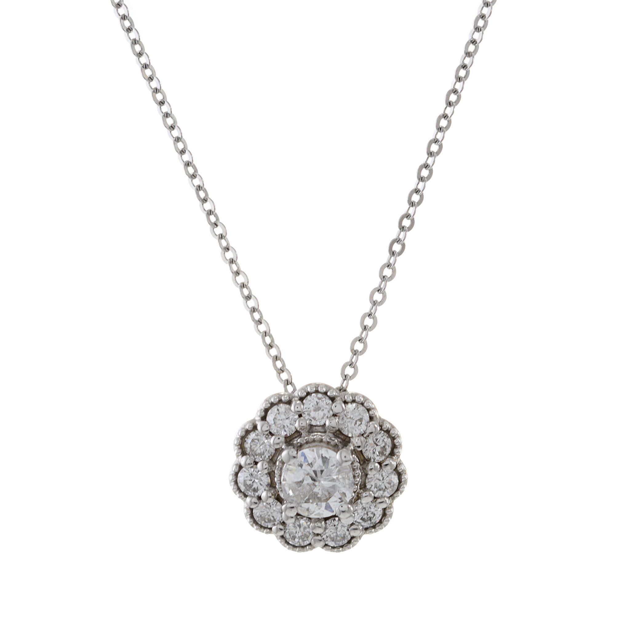 Eleva il tuo stile con la collana Deco Style Halo Diamond in oro bianco 14KT. Questo squisito pezzo presenta un diamante centrale da 0,28 ct. con taglio brillante, certificato da GAL, circondato da un'aureola di diamanti da 0,63 ct. con taglio