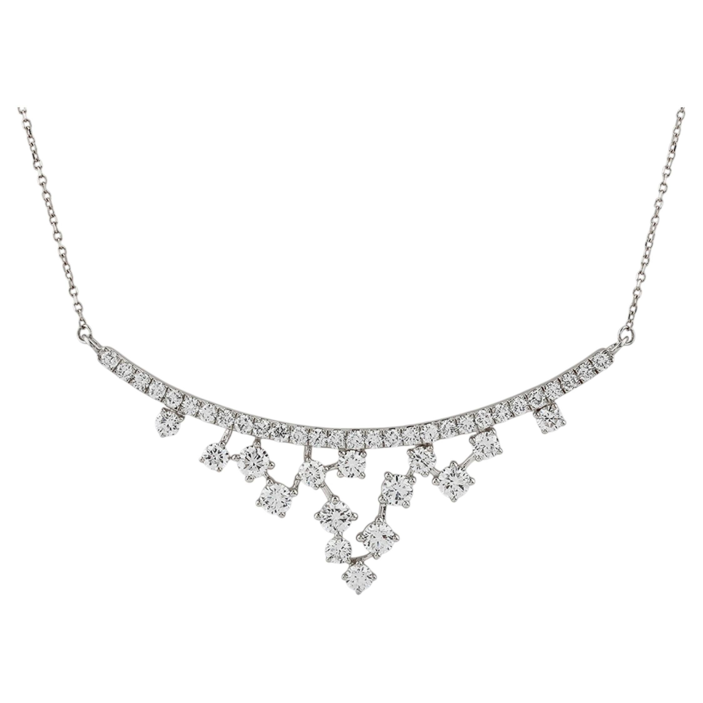 Collar de oro blanco de 14 quilates con diamantes (2,81 quilates), barra curvada y flecos en forma de V