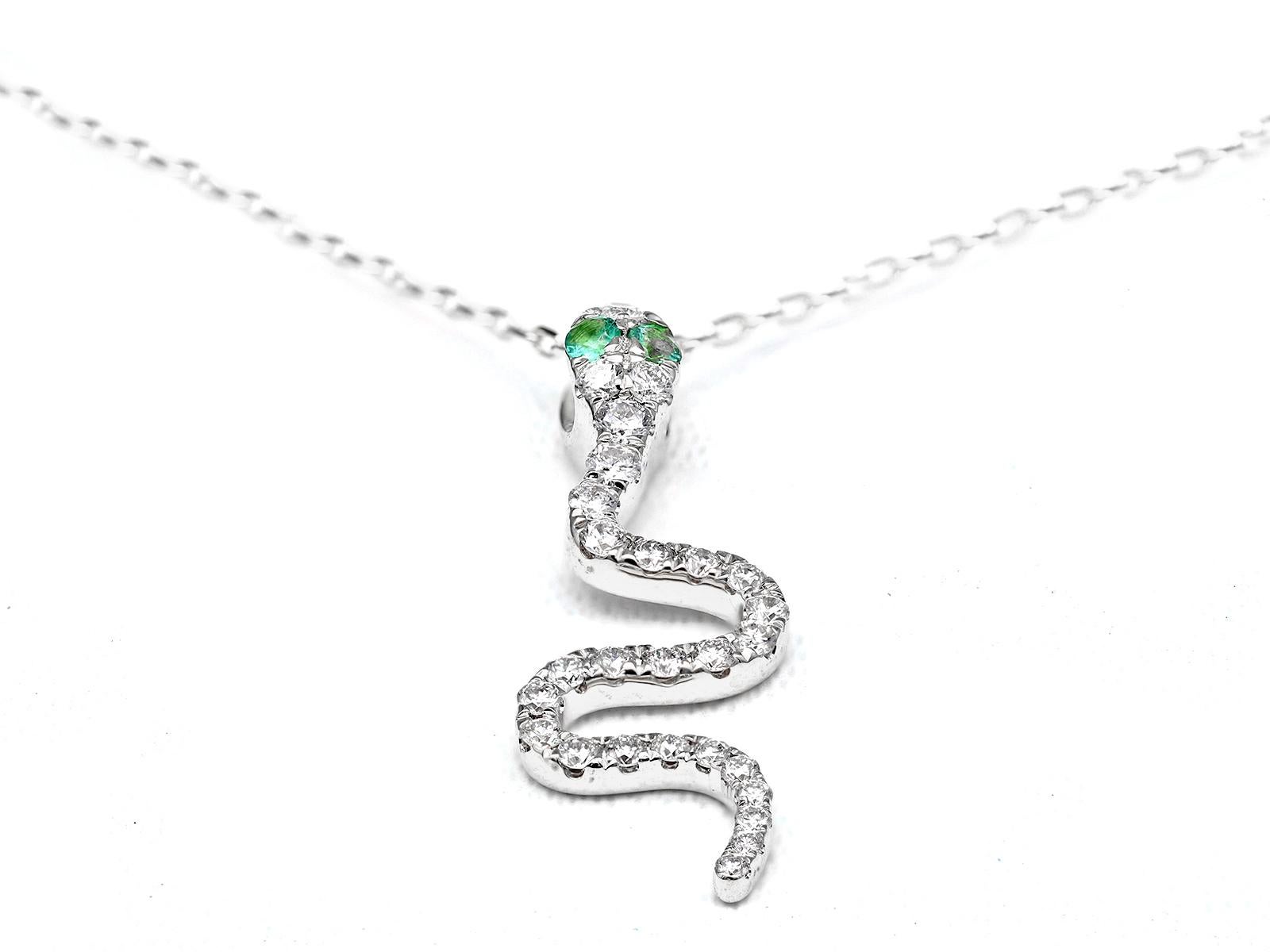 Contemporain Collier pendentif serpent en or blanc 14KT avec diamants et émeraudes en vente