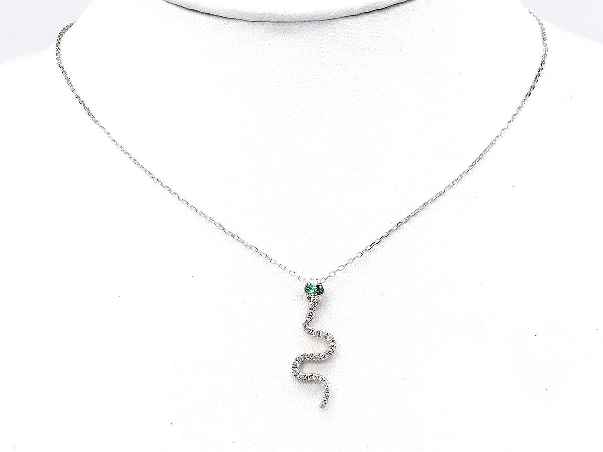 Taille brillant Collier pendentif serpent en or blanc 14KT avec diamants et émeraudes en vente