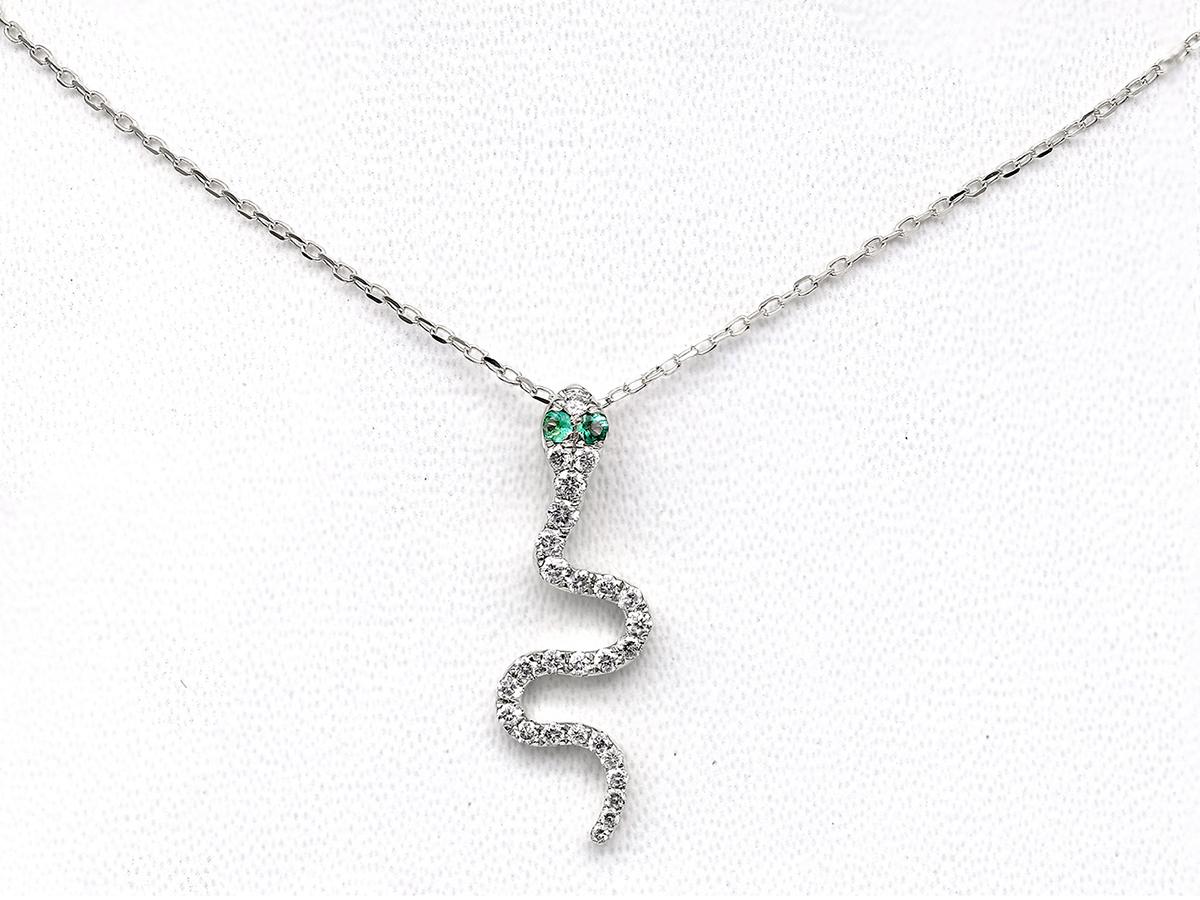 Collier pendentif serpent en or blanc 14KT avec diamants et émeraudes Neuf - En vente à Antwerp, BE