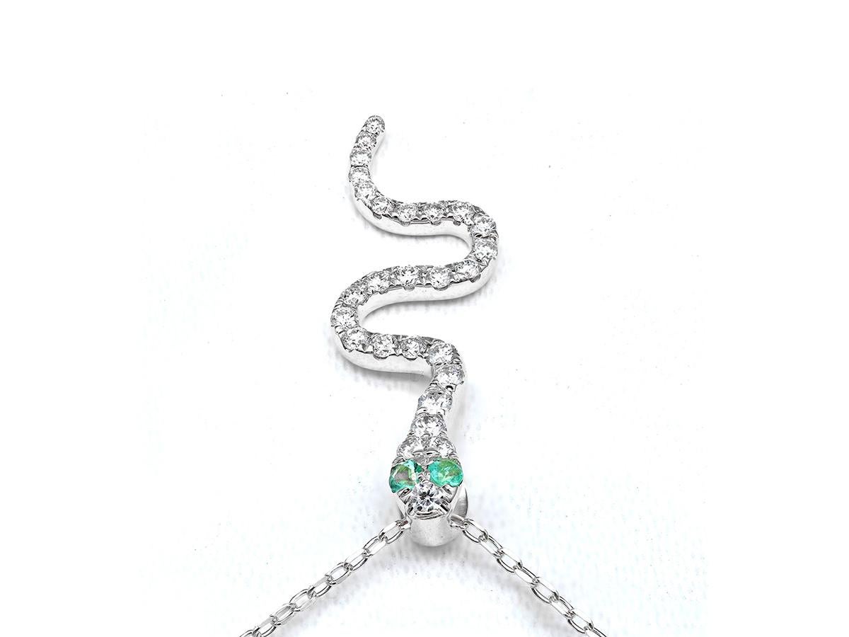 Collier pendentif serpent en or blanc 14KT avec diamants et émeraudes Pour femmes en vente