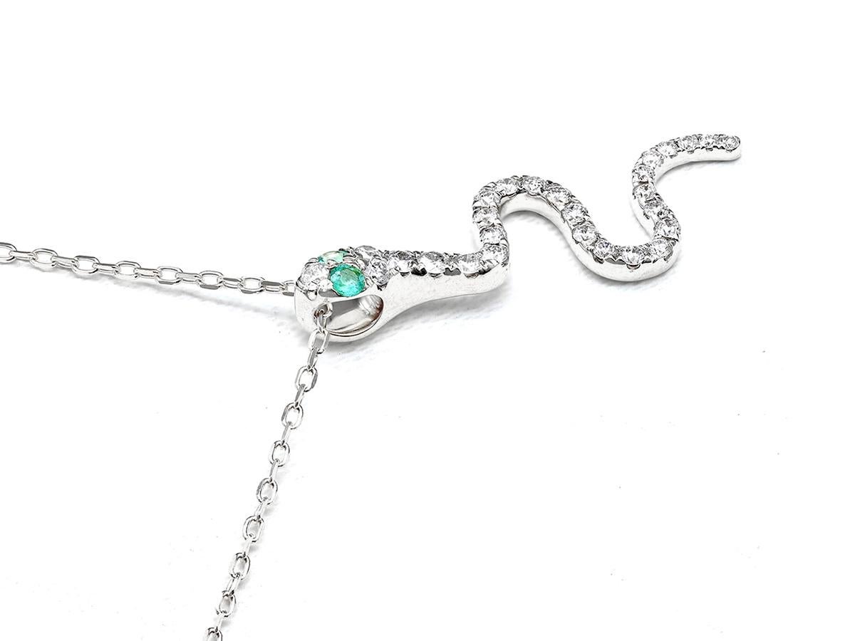 Collier pendentif serpent en or blanc 14KT avec diamants et émeraudes en vente 1