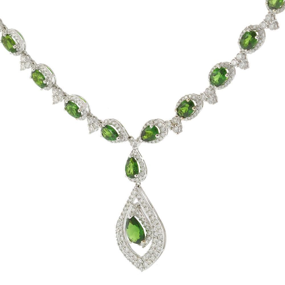Donna Collana con diamanti e russalite verde in oro bianco 14KT in vendita