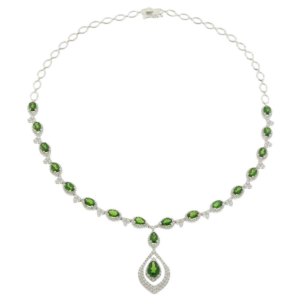 Collana con diamanti e russalite verde in oro bianco 14KT in vendita