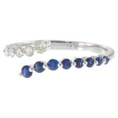 Bague de doigt en or blanc 14KT avec diamants et saphirs