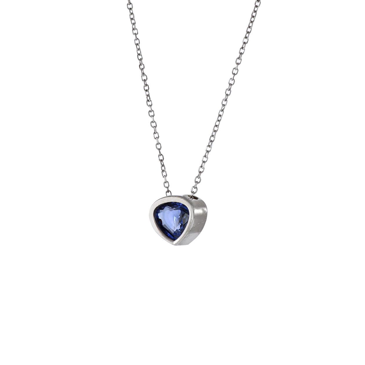 Moderne Collier pendentif en or blanc 14 carats serti de diamants et de saphirs bleus en vente