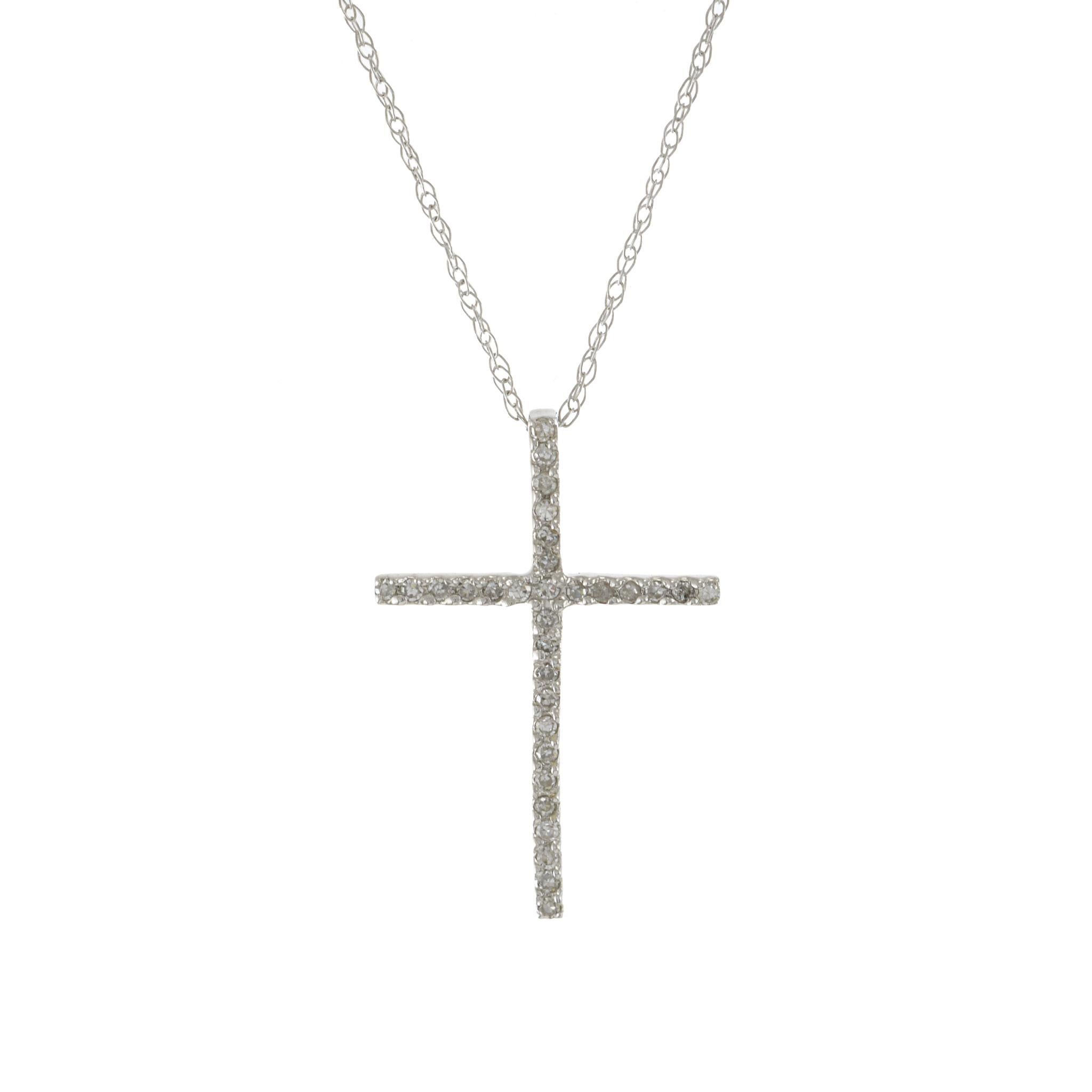 Delicatamente realizzata per un look senza tempo, questa collana a croce in oro bianco 14KT è incastonata con 0,11CT-TW di diamanti rotondi taglio brillante per una finitura di lusso. Quando indossi questa collana a croce in oro bianco 14KT
