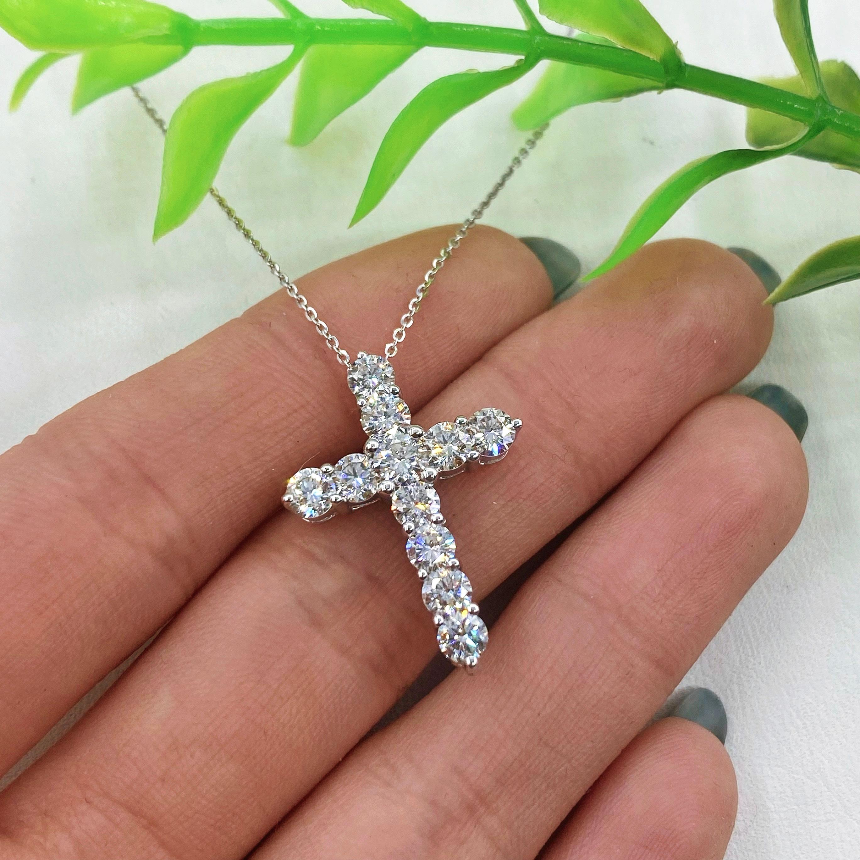 14kt Diamond Cross Pendant features 2.00ct Round cut diamonds.

The Number of Diamonds: 11

Diamonds Shape: Round

Diamonds: Natural

Claw: Lobster

VS2-SI1 Clarity

E-F Color