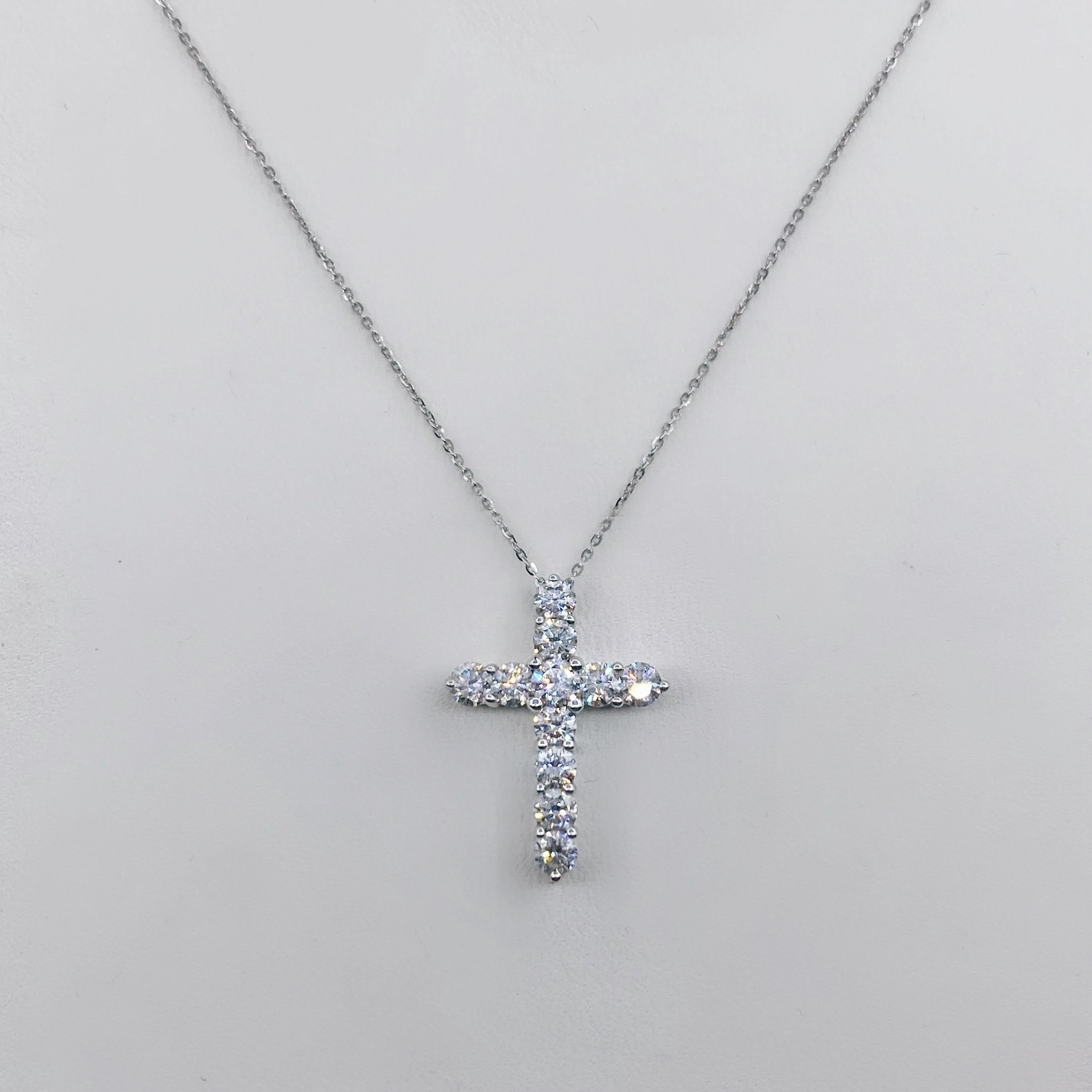 14KT White Gold Diamond Cross Pendant In New Condition For Sale In New York, NY