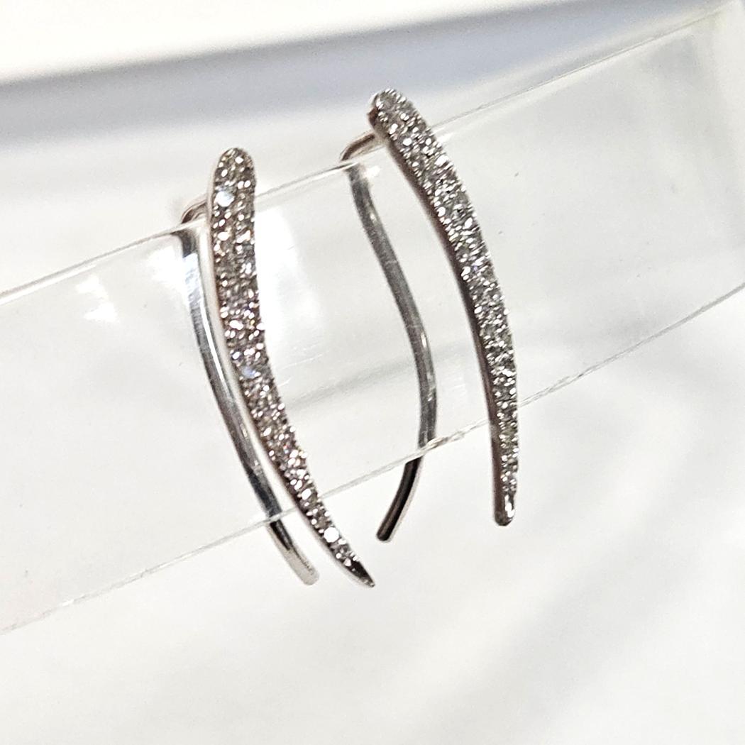 Orecchini con diamanti in oro bianco 14kt - Stuller, USA

Eleganti e moderni, questi orecchini in oro bianco 14kt presentano un design delicatamente curvo con sessantatré diamanti taglio brillante per un totale di circa 0,30 carati. Ogni pietra è