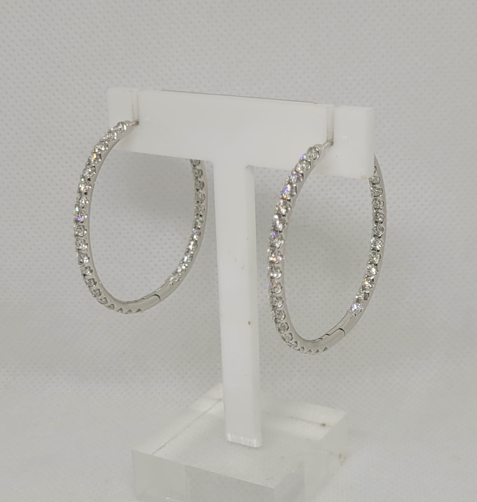 Ti presentiamo uno splendido paio di orecchini a cerchio in oro bianco 14 carati, impreziositi da 64 diamanti tondi brillanti per un totale di circa 3,84 carati. I diamanti vantano un colore G e una purezza SI e sono meticolosamente incastonati in