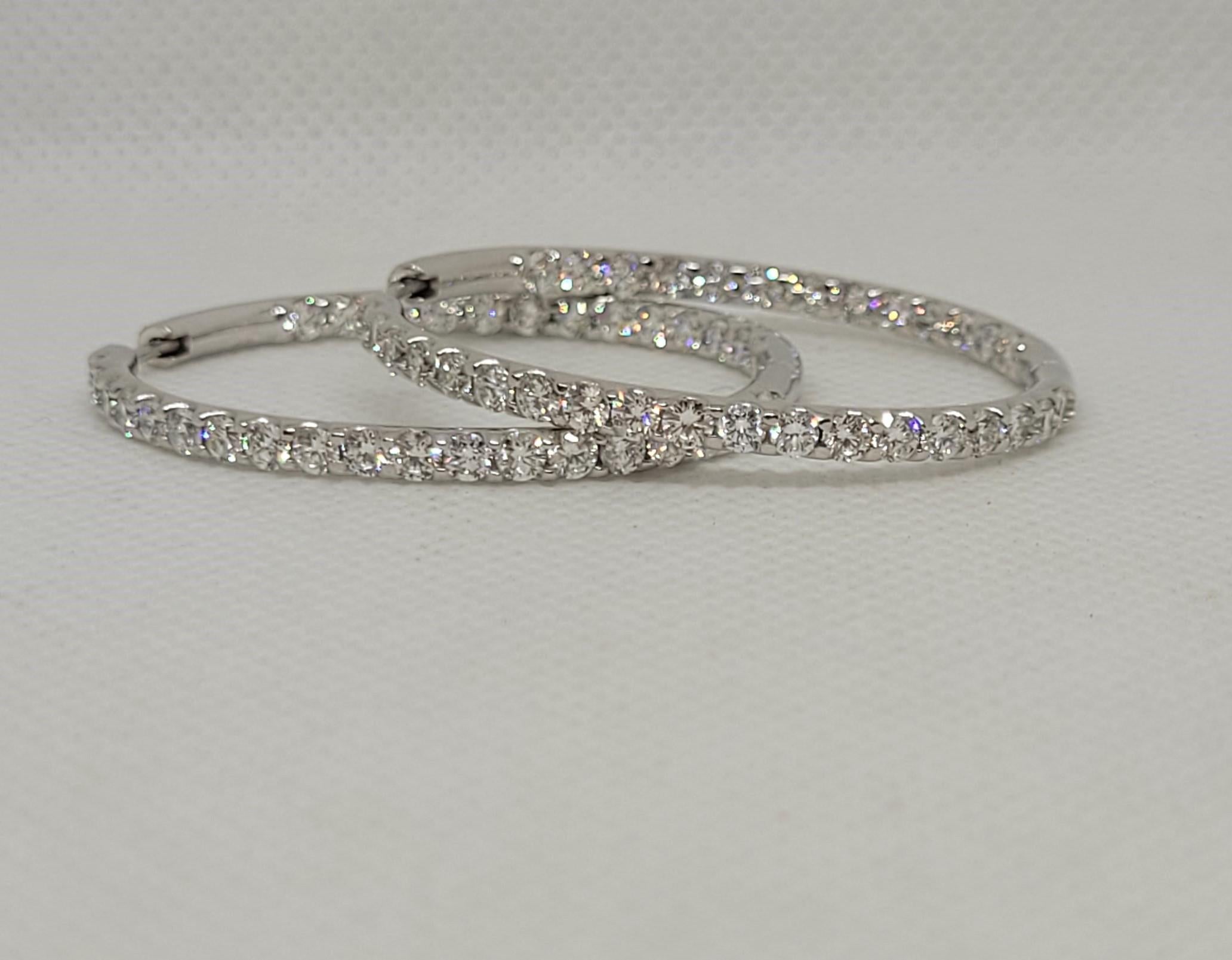 Moderno Orecchini a cerchio con diamanti in oro bianco 14kt, 3,84cttw, stile Inside-Out, 43mm x 41mm in vendita