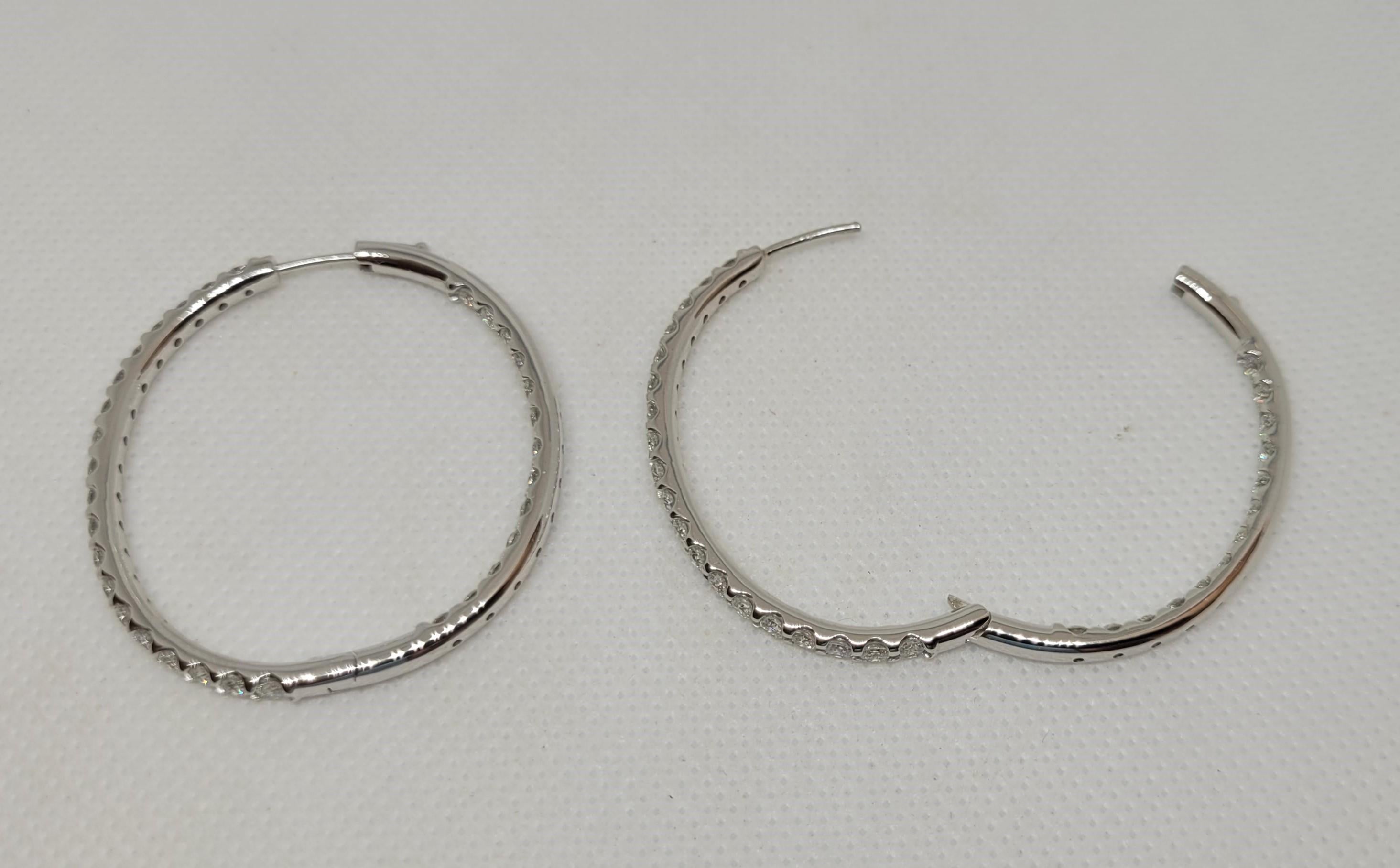 Taglio rotondo Orecchini a cerchio con diamanti in oro bianco 14kt, 3,84cttw, stile Inside-Out, 43mm x 41mm in vendita