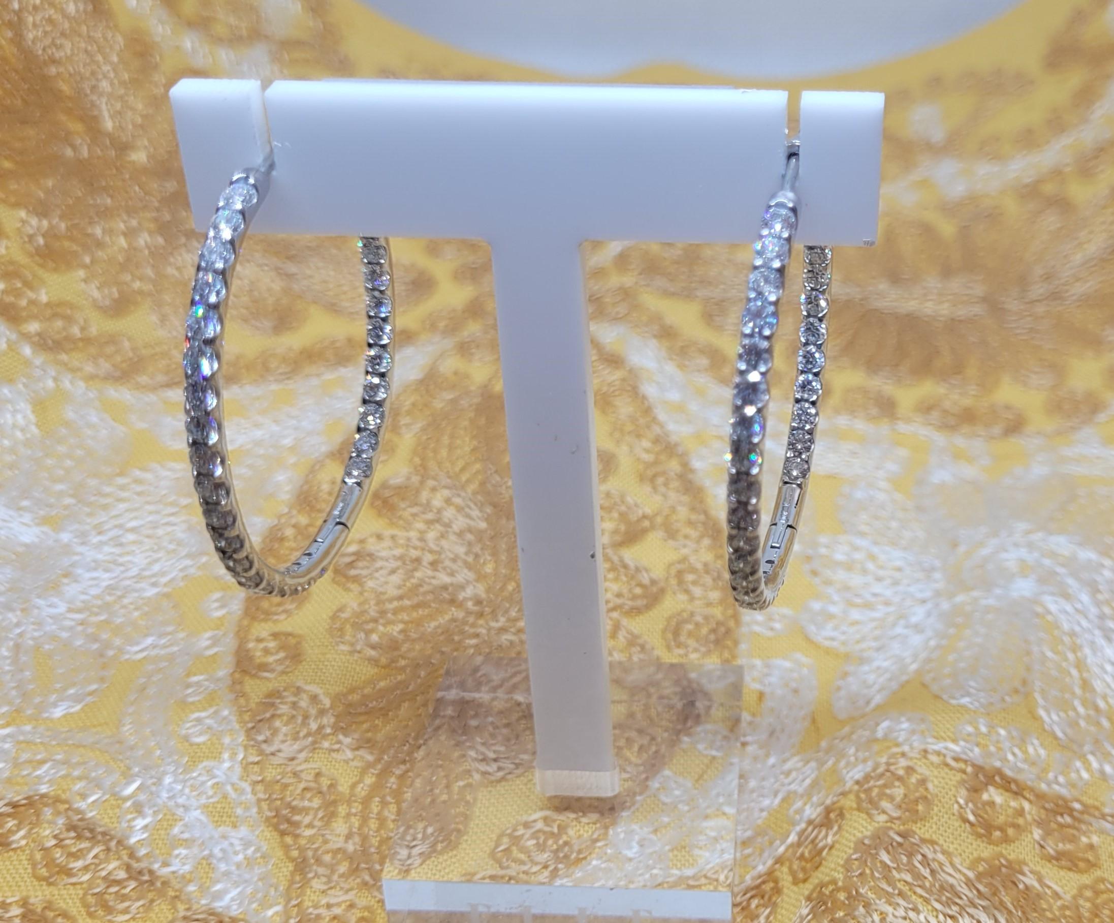 Orecchini a cerchio con diamanti in oro bianco 14kt, 3,84cttw, stile Inside-Out, 43mm x 41mm In condizioni ottime in vendita a San Diego, CA