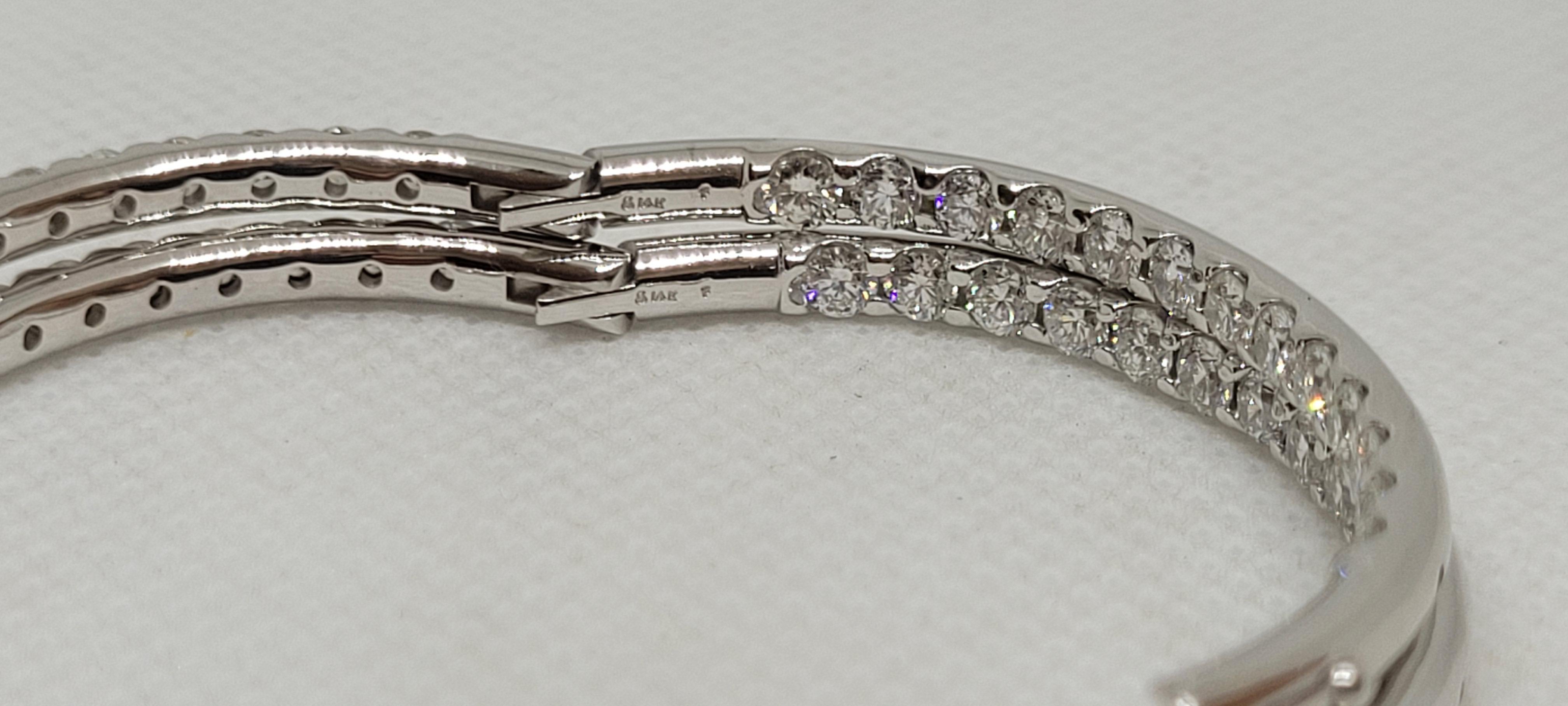 Orecchini a cerchio con diamanti in oro bianco 14kt, 3,84cttw, stile Inside-Out, 43mm x 41mm in vendita 1
