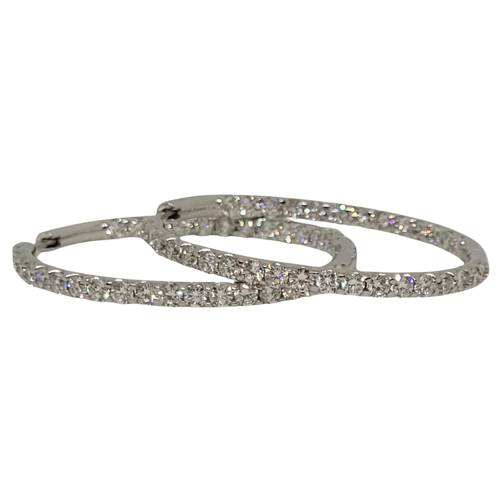 Orecchini a cerchio con diamanti in oro bianco 14kt, 3,84cttw, stile Inside-Out, 43mm x 41mm in vendita