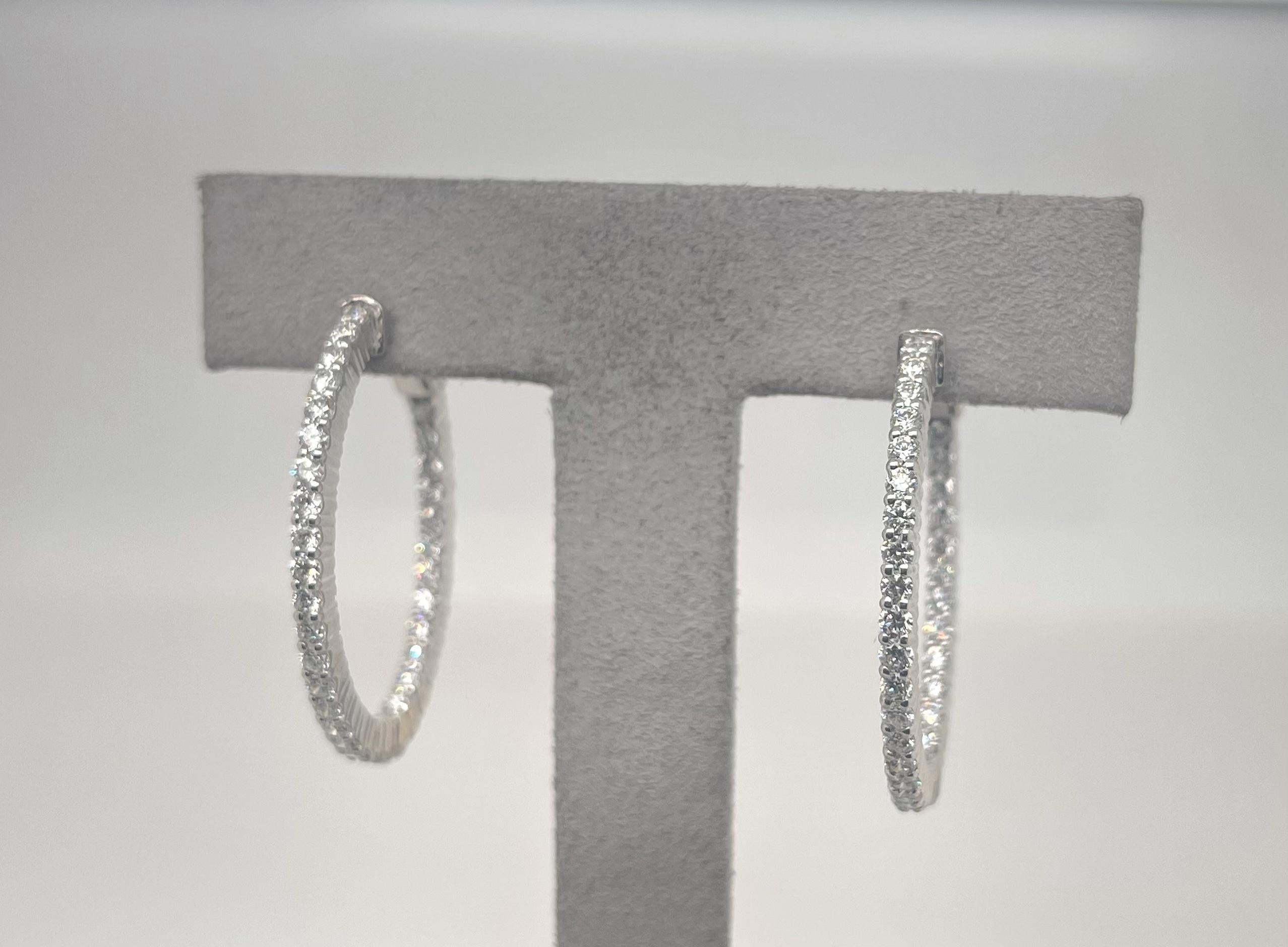 14kt White Gold Diamond Hoops Earrings In New Condition For Sale In Toronto, CA