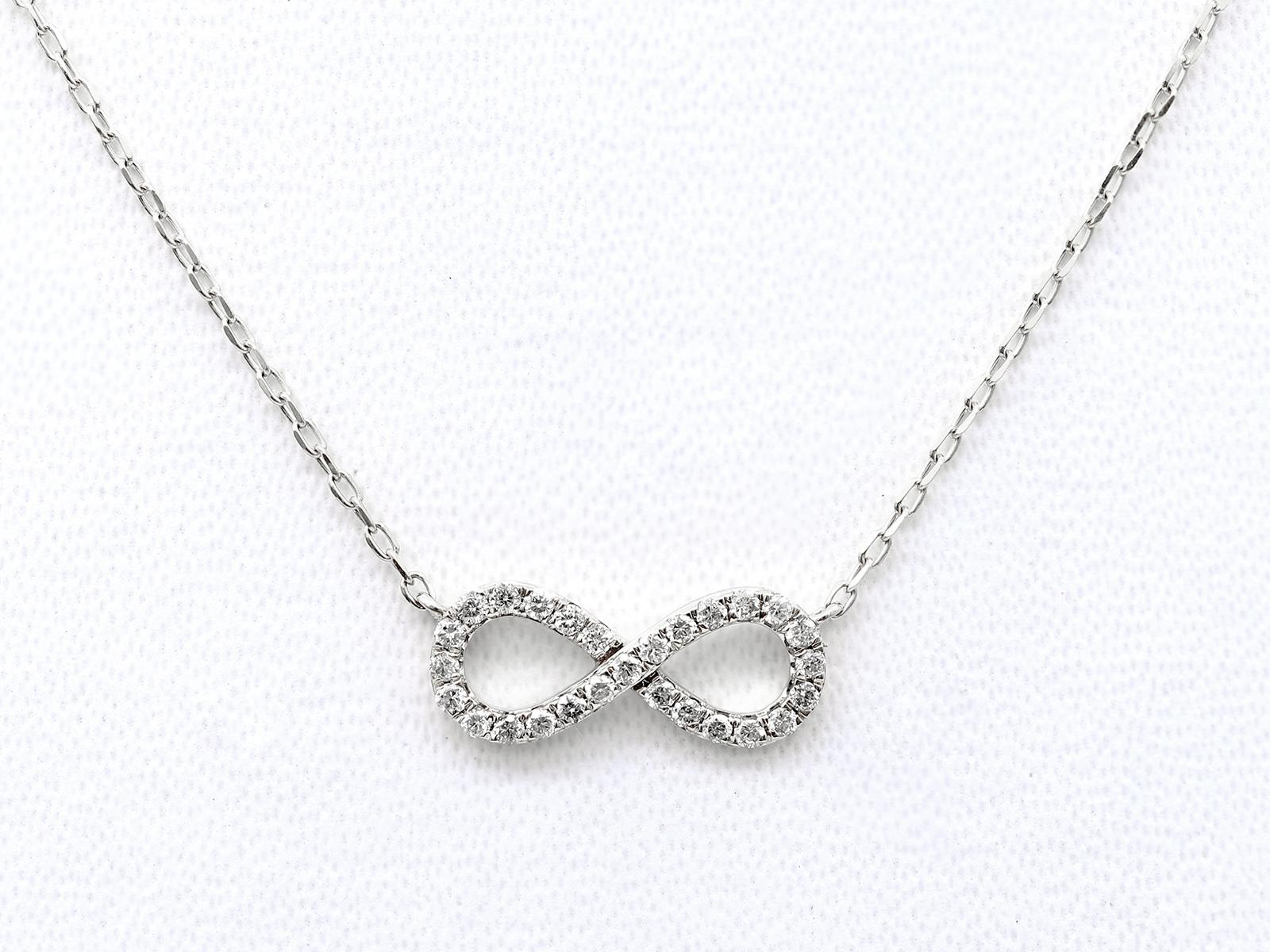 Contemporain Collier pendentif infini en or blanc 14KT avec diamants en vente