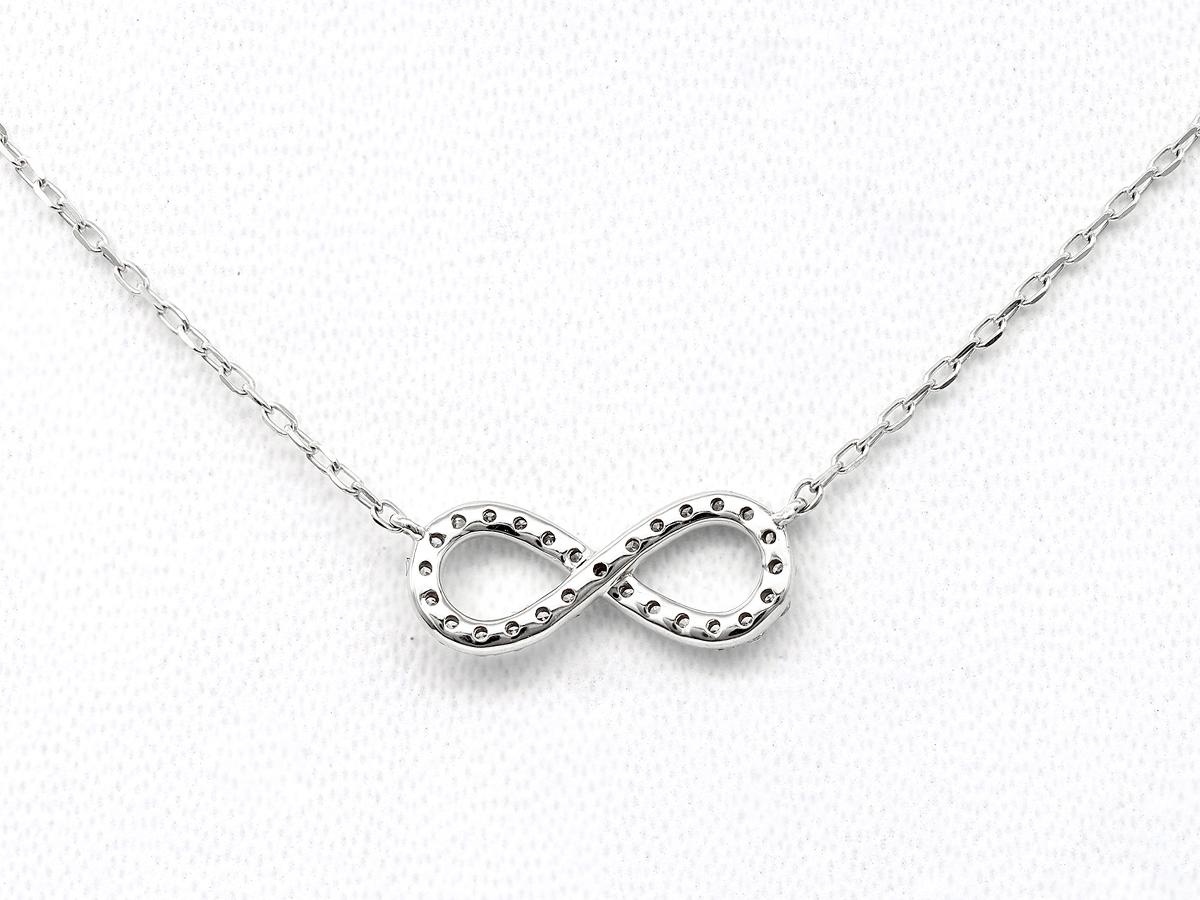 Collier pendentif infini en or blanc 14KT avec diamants Pour femmes en vente