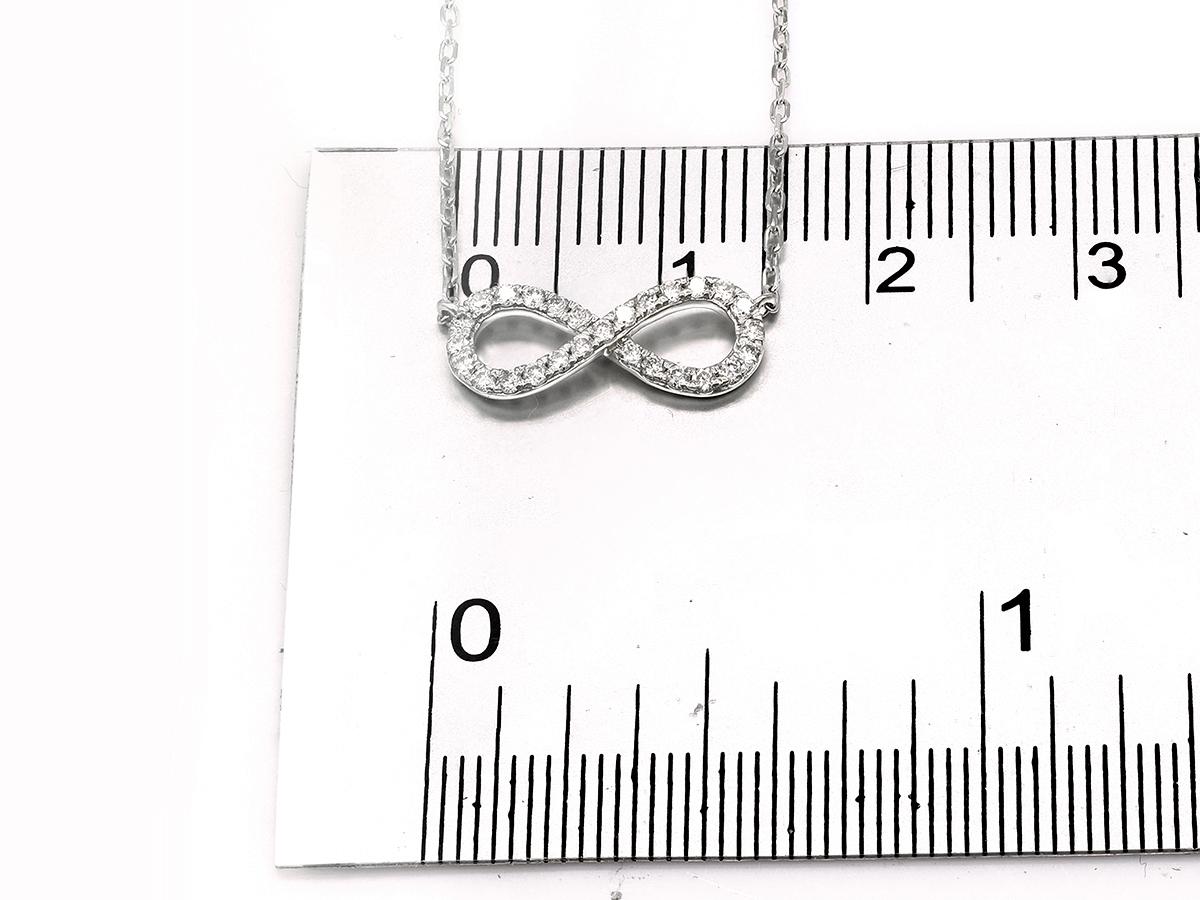 Collier pendentif infini en or blanc 14KT avec diamants en vente 1