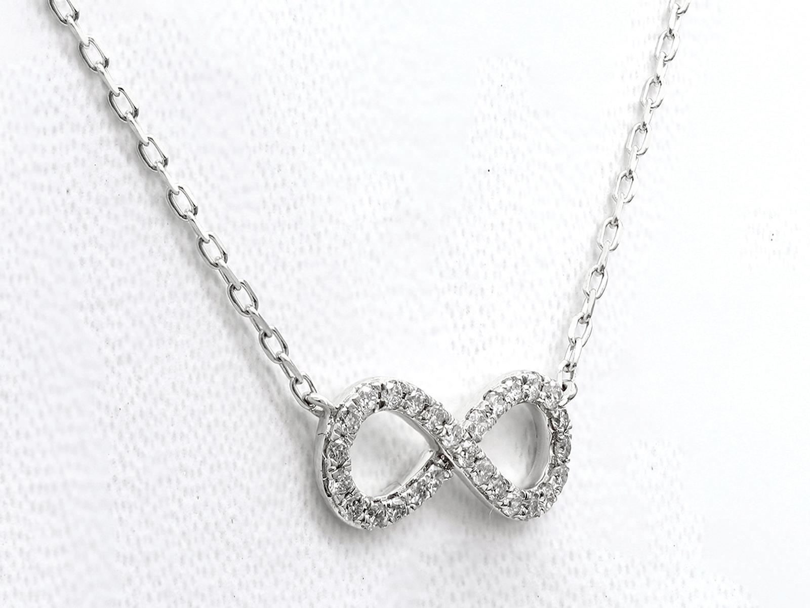 Collier pendentif infini en or blanc 14KT avec diamants en vente 3