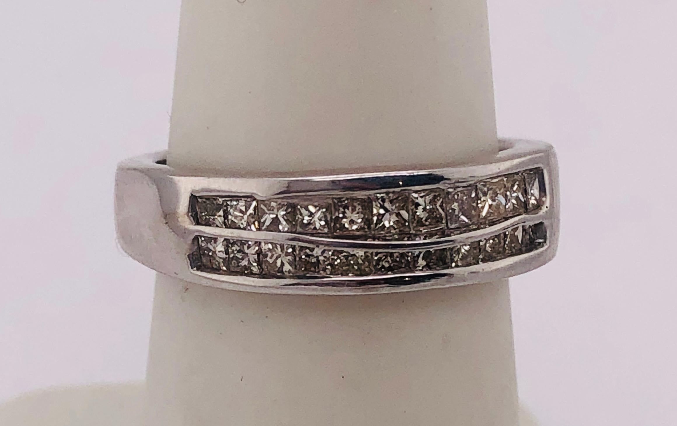 14 Karat White Gold Diamond Wedding Band Anniversary Bridal Ring 1.00 Carat In Good Condition For Sale In Stamford, CT