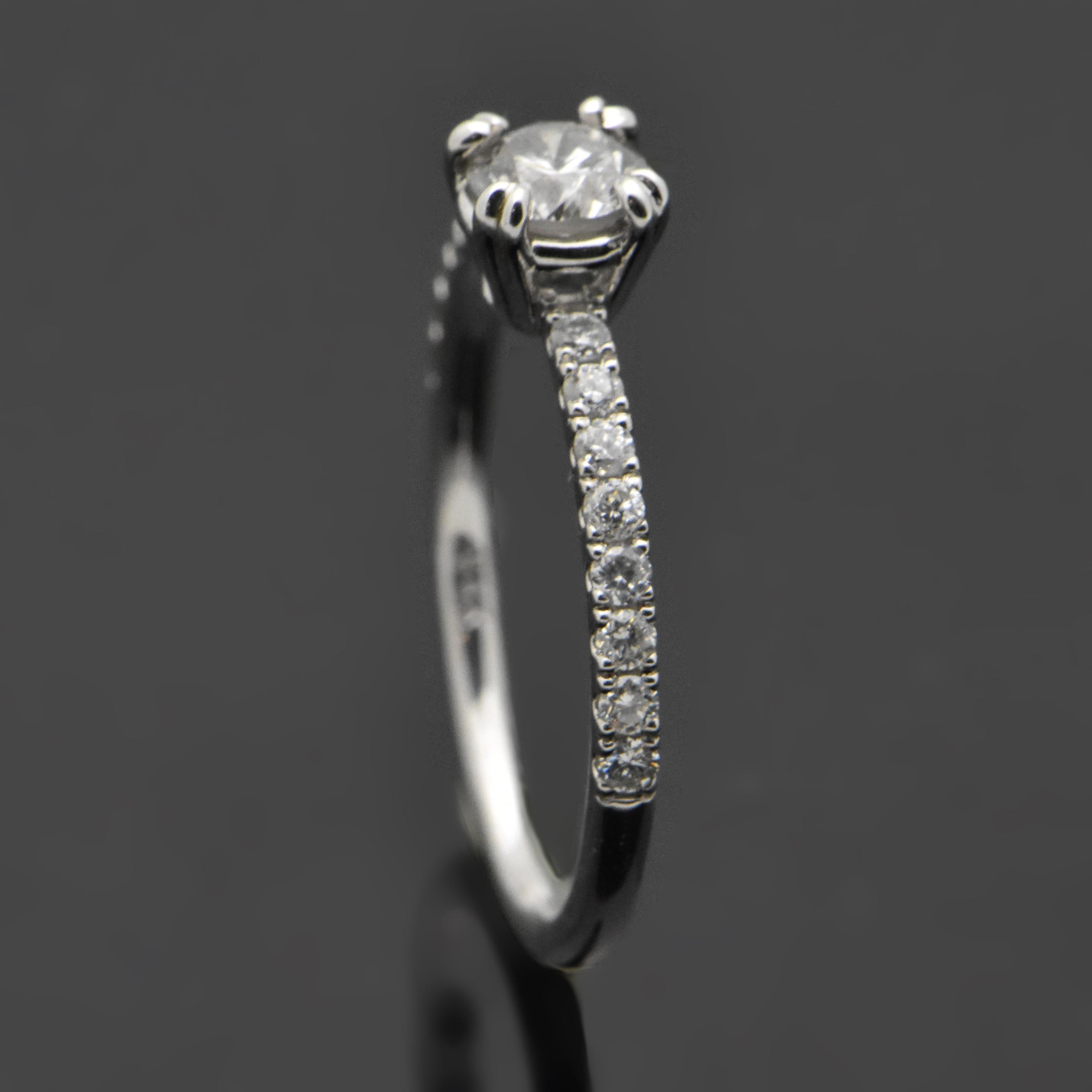 14kt White Gold Diamonds Ring In New Condition For Sale In Los Angeles, CA
