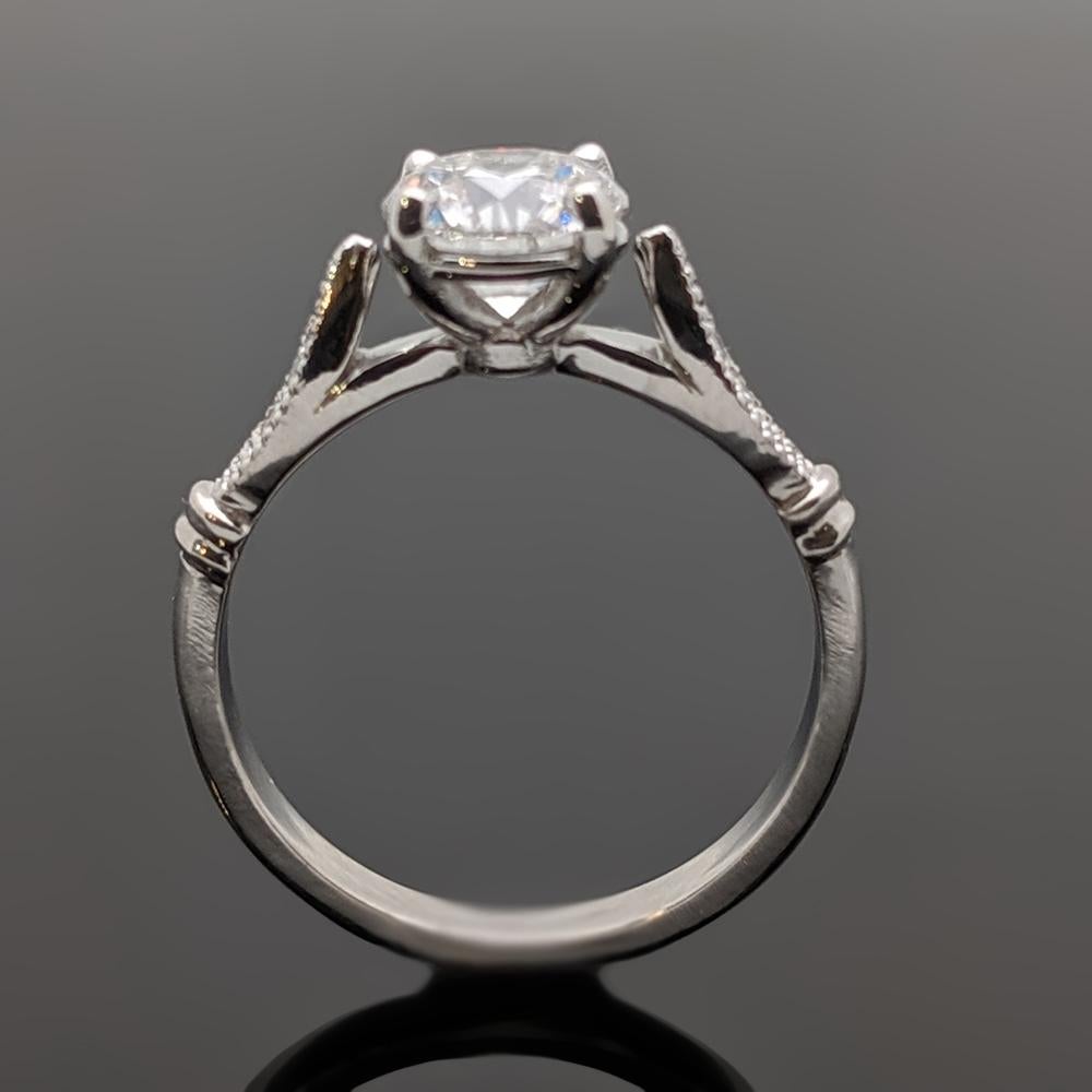 Women's 14kt White Gold Diamonds Ring For Sale