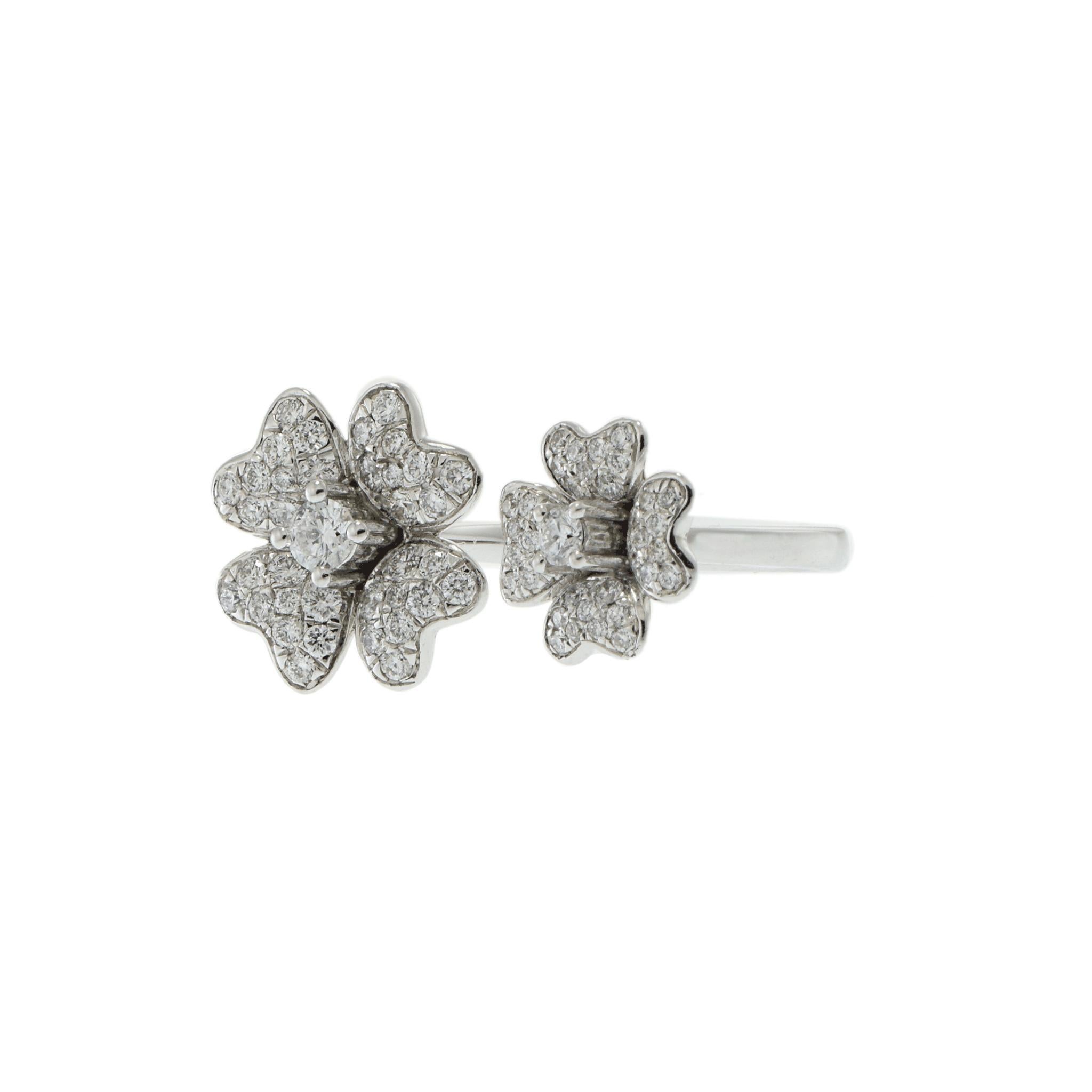 Une bague sophistiquée et élégante présentant un design floral avec des diamants blancs de taille ronde.

La bague présente un total de 1,0 carat de diamants, sertis dans un arrangement délicat pour former deux motifs de fleurs.

Réalisée en or