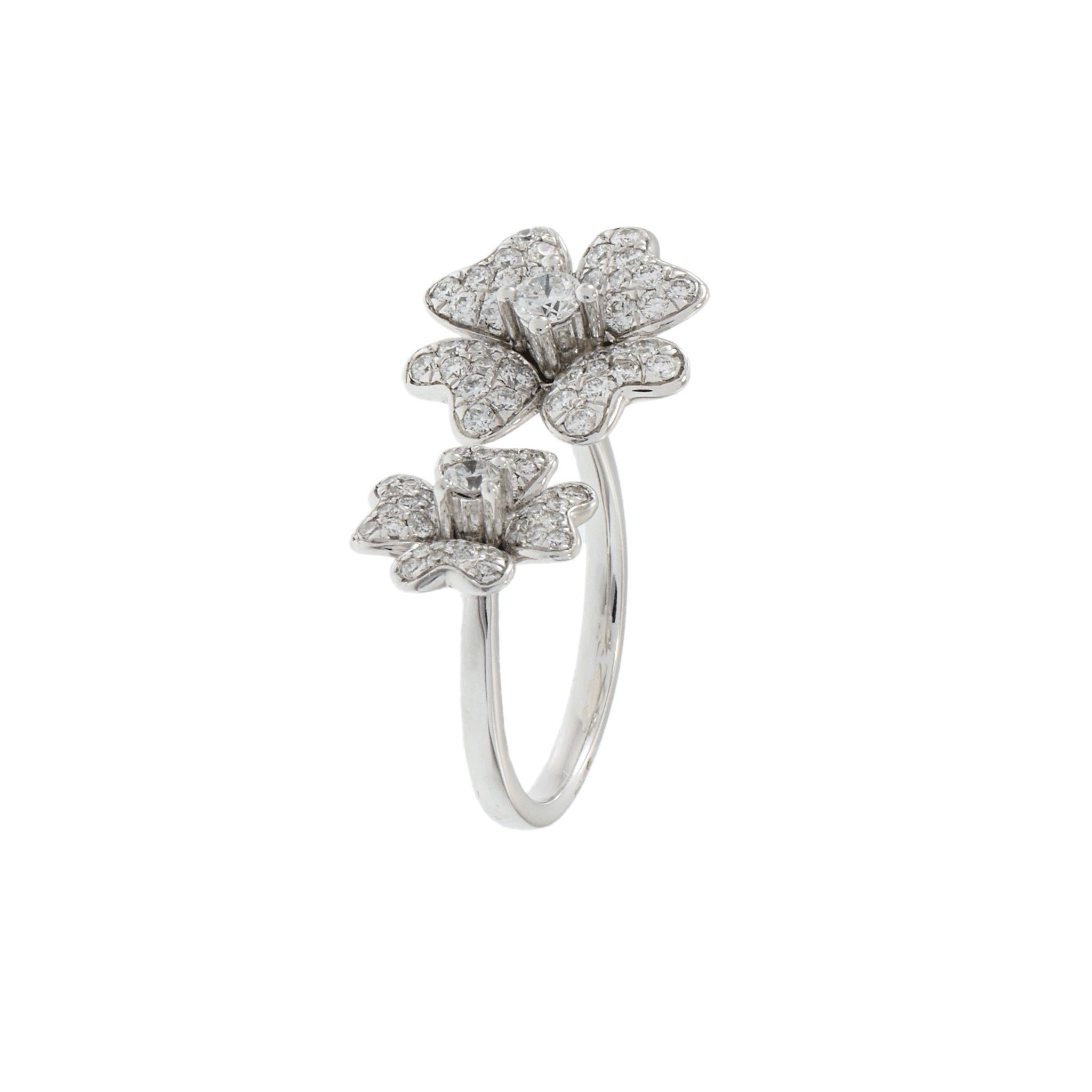 Taille ronde Bague à double fleur en or blanc 14 carats en vente