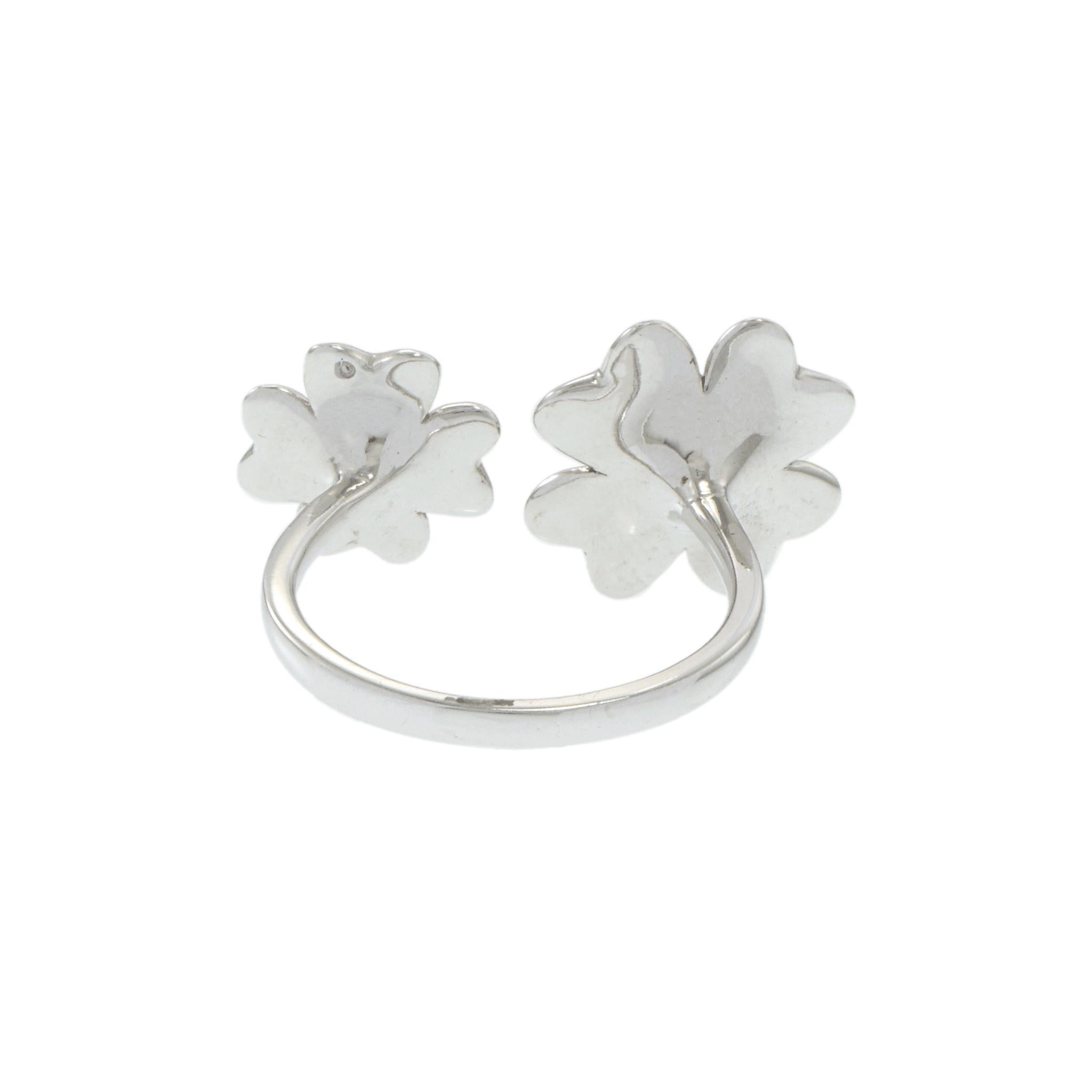 Bague à double fleur en or blanc 14 carats en vente 1