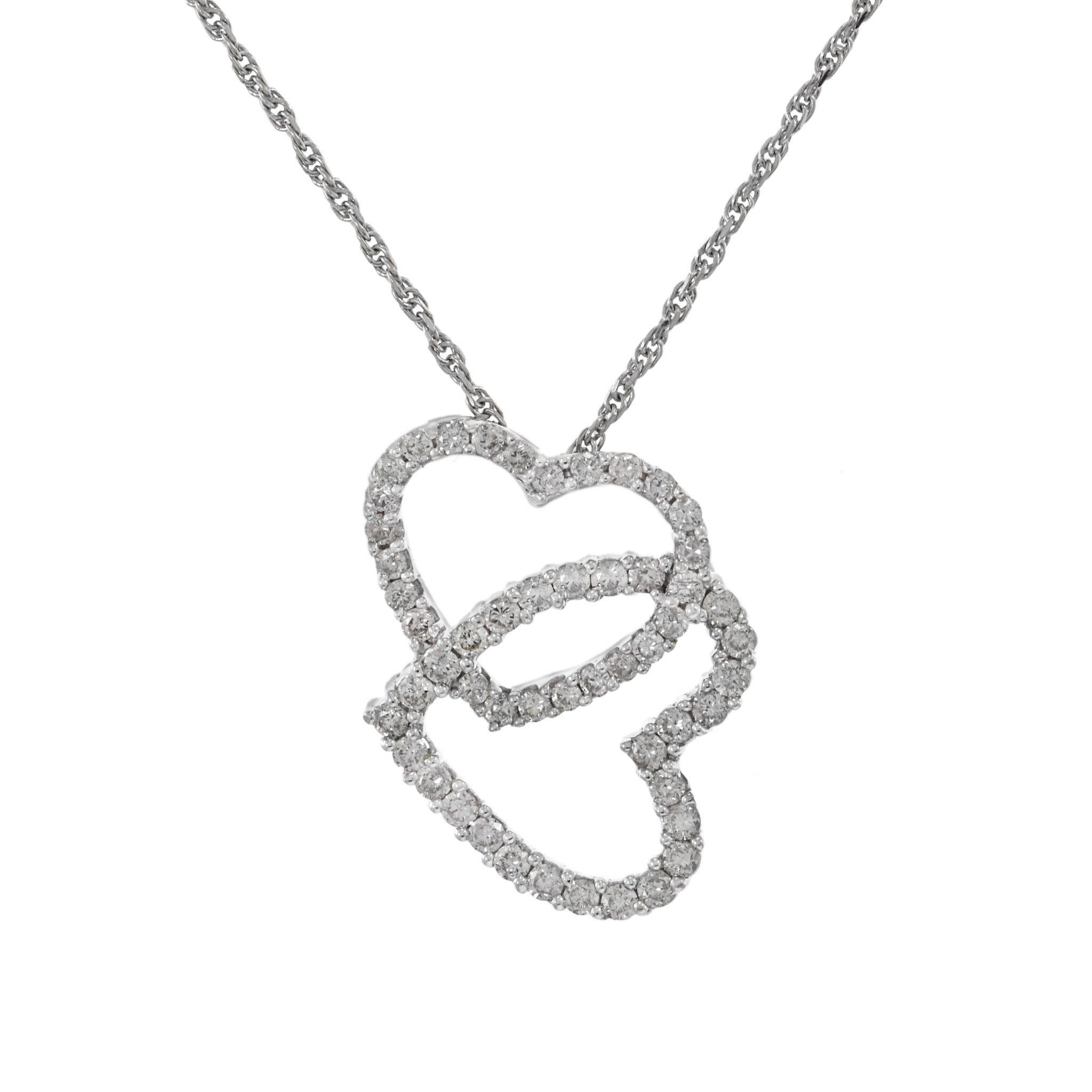 Adornati con il simbolo dell'amore e del legame con questo ciondolo a doppio cuore aperto in oro bianco 14KT con diamante. Caratterizzato da un design delicato, il pendente è composto da 0,78 carati di diamanti rotondi taglio brillante di colore G-H