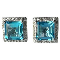 Boucles d'oreilles en or blanc 14 carats serties de topaze bleue et de saphirs blancs