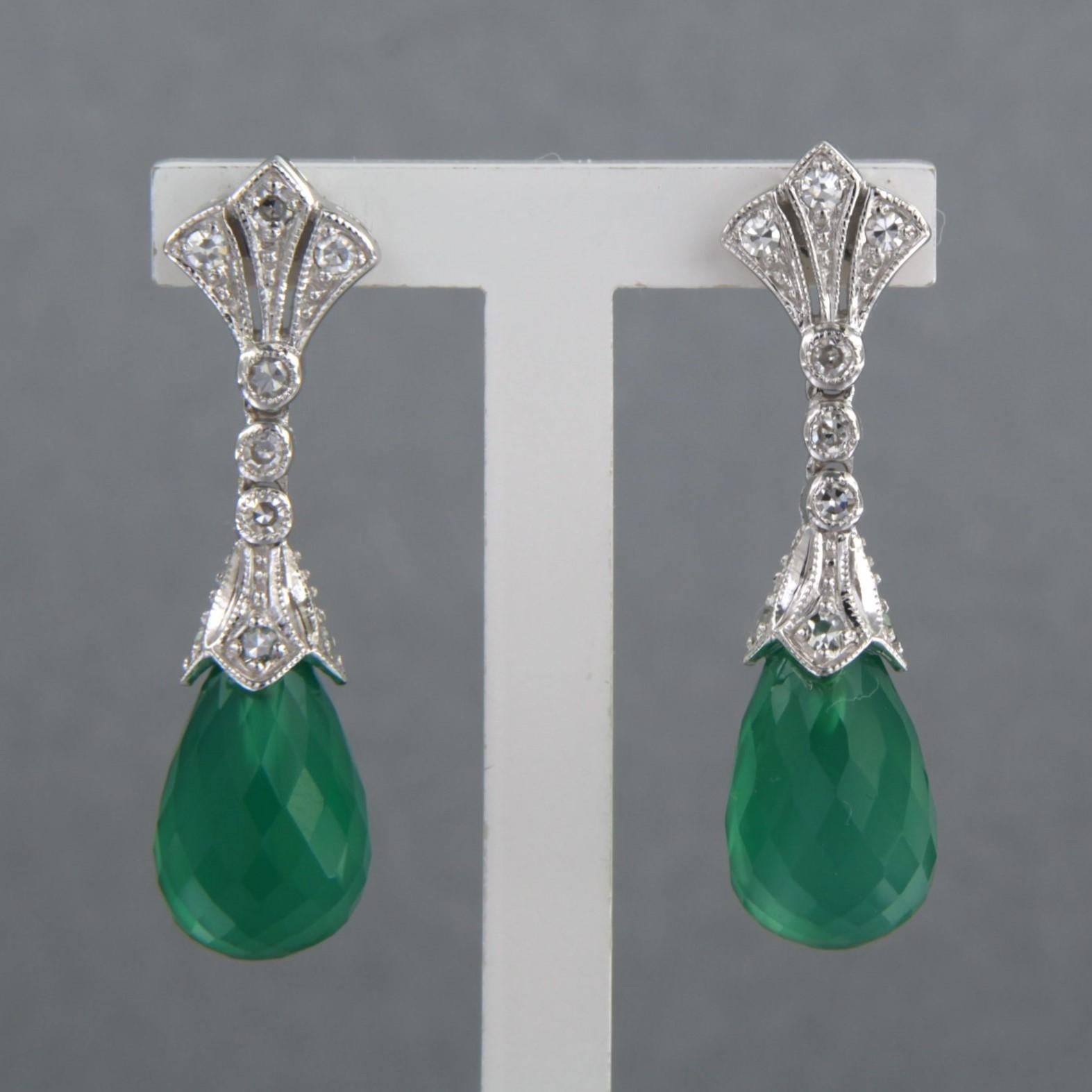 14 kt white gold earrings set with green onyx and single cut diamond total 0.34 carat - F/G - VS/SI

detailed description

The earrings are 8.0 mm wide and 3.1 cm high

weight: 5.5 grams

set with :

- 2 x 12.0 mm x 8.0 mm briolette facet cut green