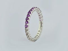 Bague « éternité » élégante en or blanc 14 carats, sertie d'améthystes et de diamants