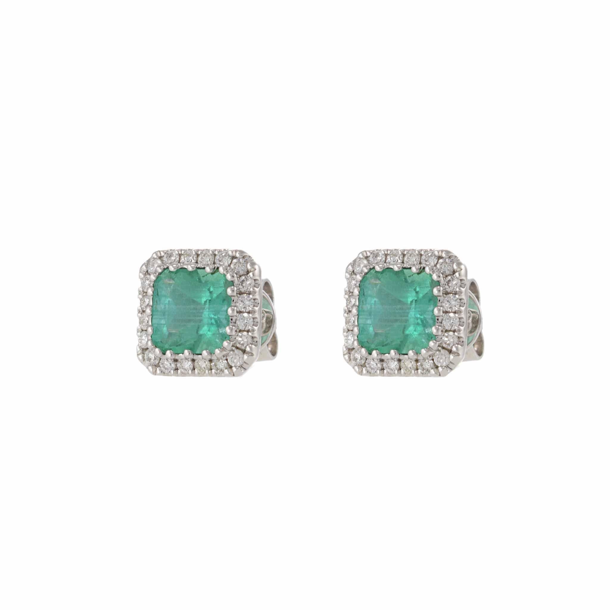 Questi orecchini a cerchio con smeraldo e diamante presentano un lussuoso design in oro bianco 14 carati, con una splendida forma quadrata. Diamanti per un peso di 0,19 carati e splendidi smeraldi per un totale di 1,32 carati adornano questi