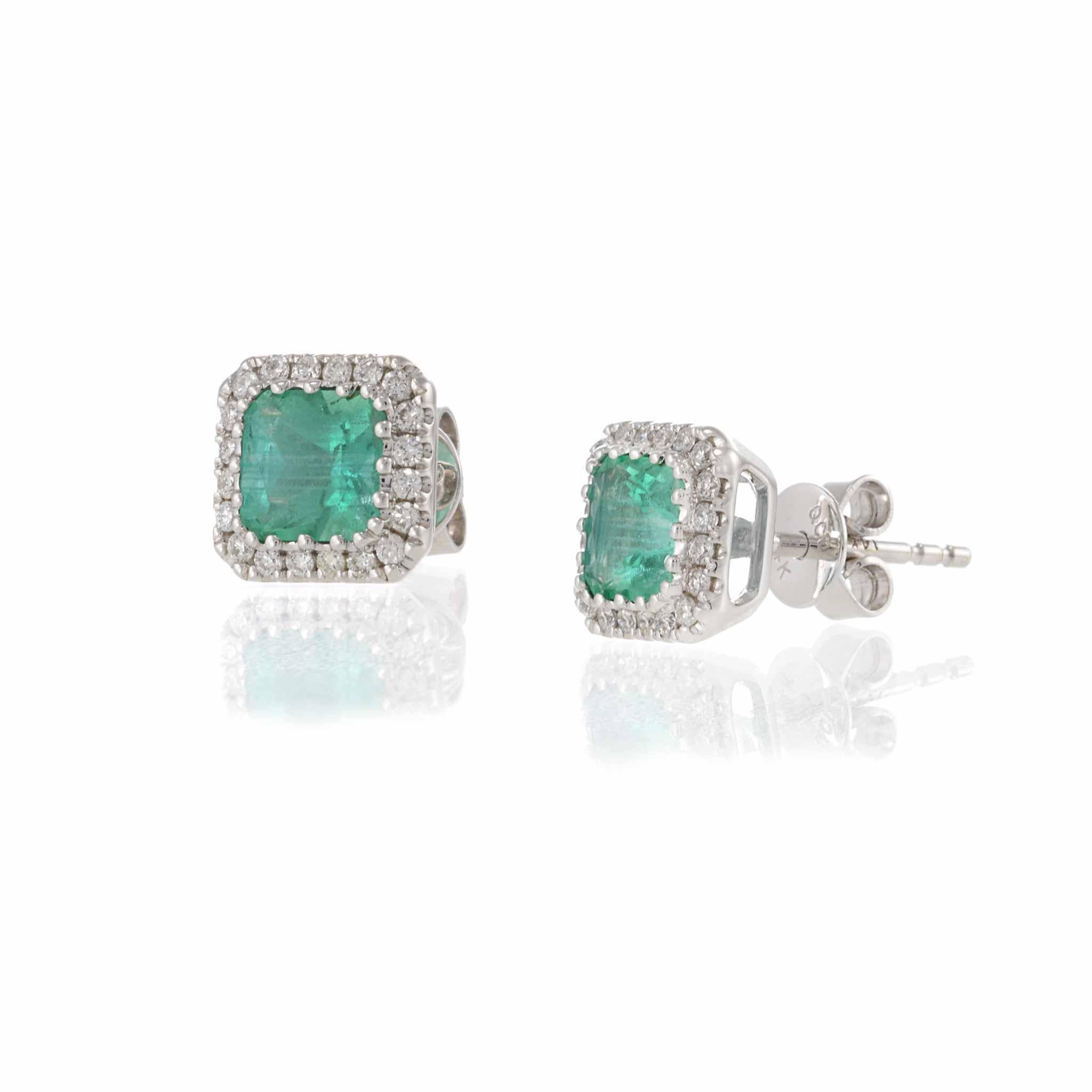 Orecchini a cerchio in oro bianco 14KT con smeraldo e diamante In condizioni Nuovo in vendita a New York, NY