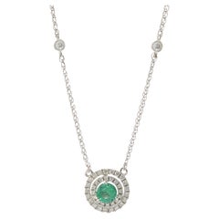 Collier Halo en or blanc 14KT avec émeraudes et diamants