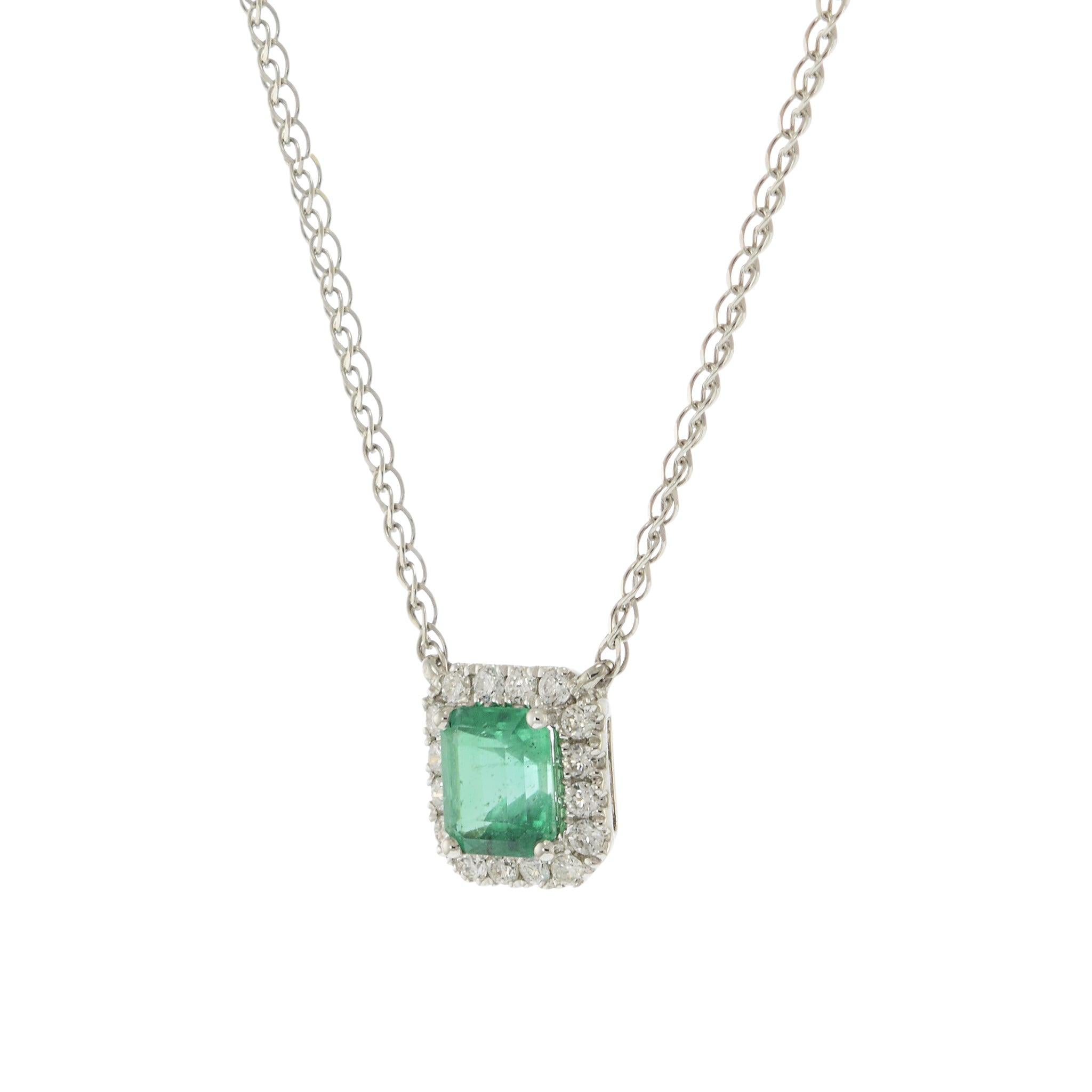 Moderno Collana con smeraldo e diamanti in oro bianco 14KT in vendita