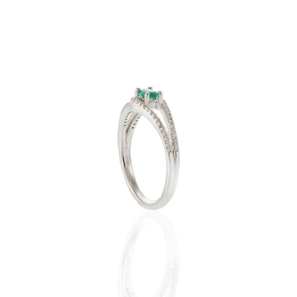 14KT White Gold Emerald and Diamond Split-Shank Ring In New Condition For Sale In New York, NY