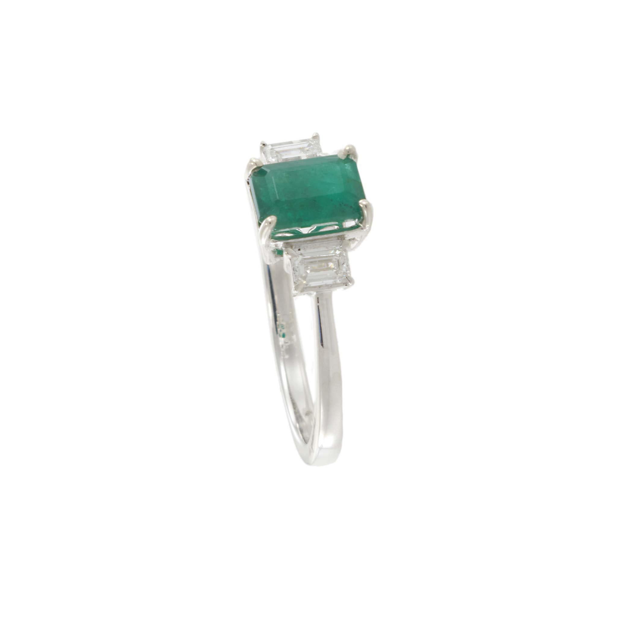14KT White Gold Emerald and Diamond Three-Stone Ring In condizioni Nuovo in vendita a New York, NY