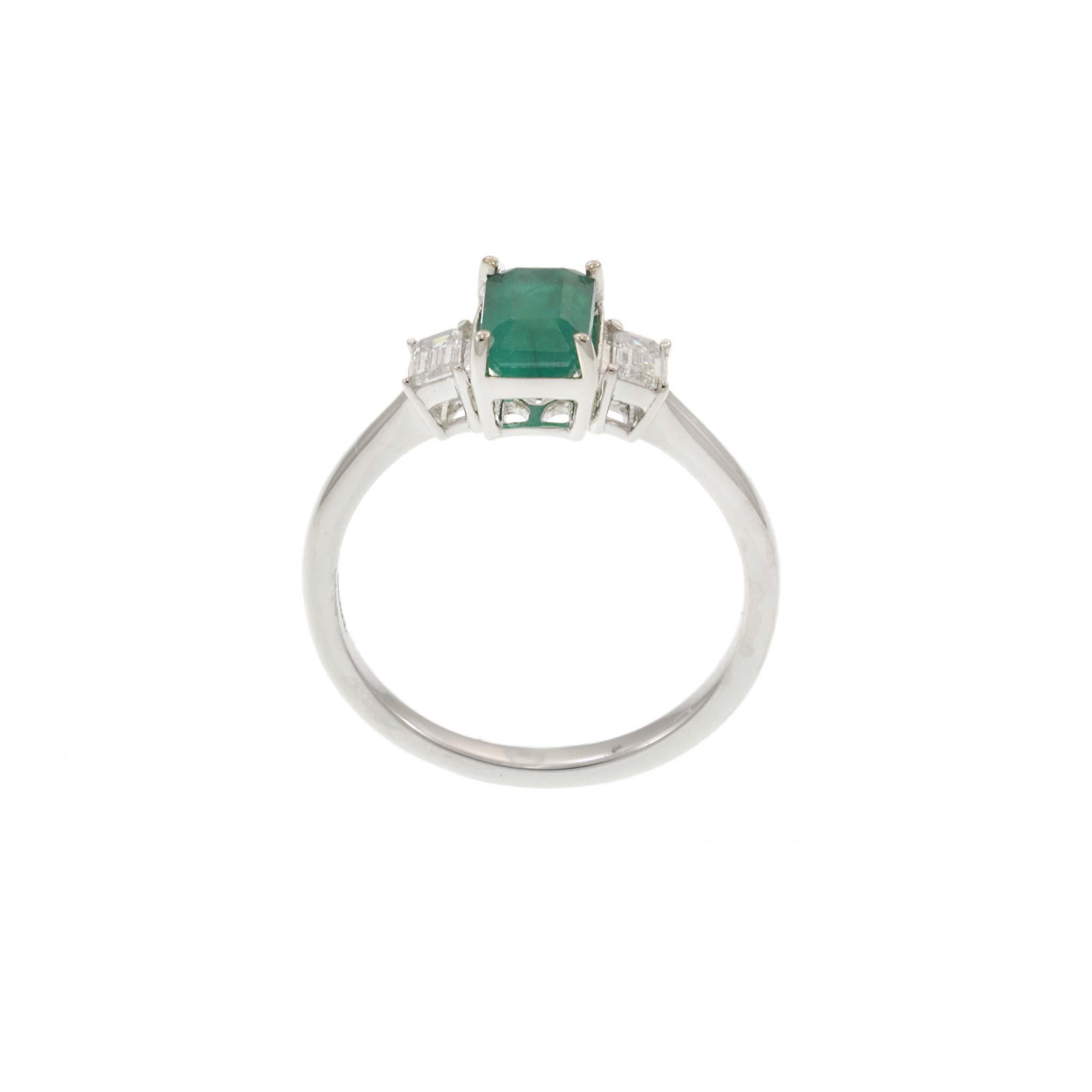 14KT White Gold Emerald and Diamond Three-Stone Ring in vendita 1