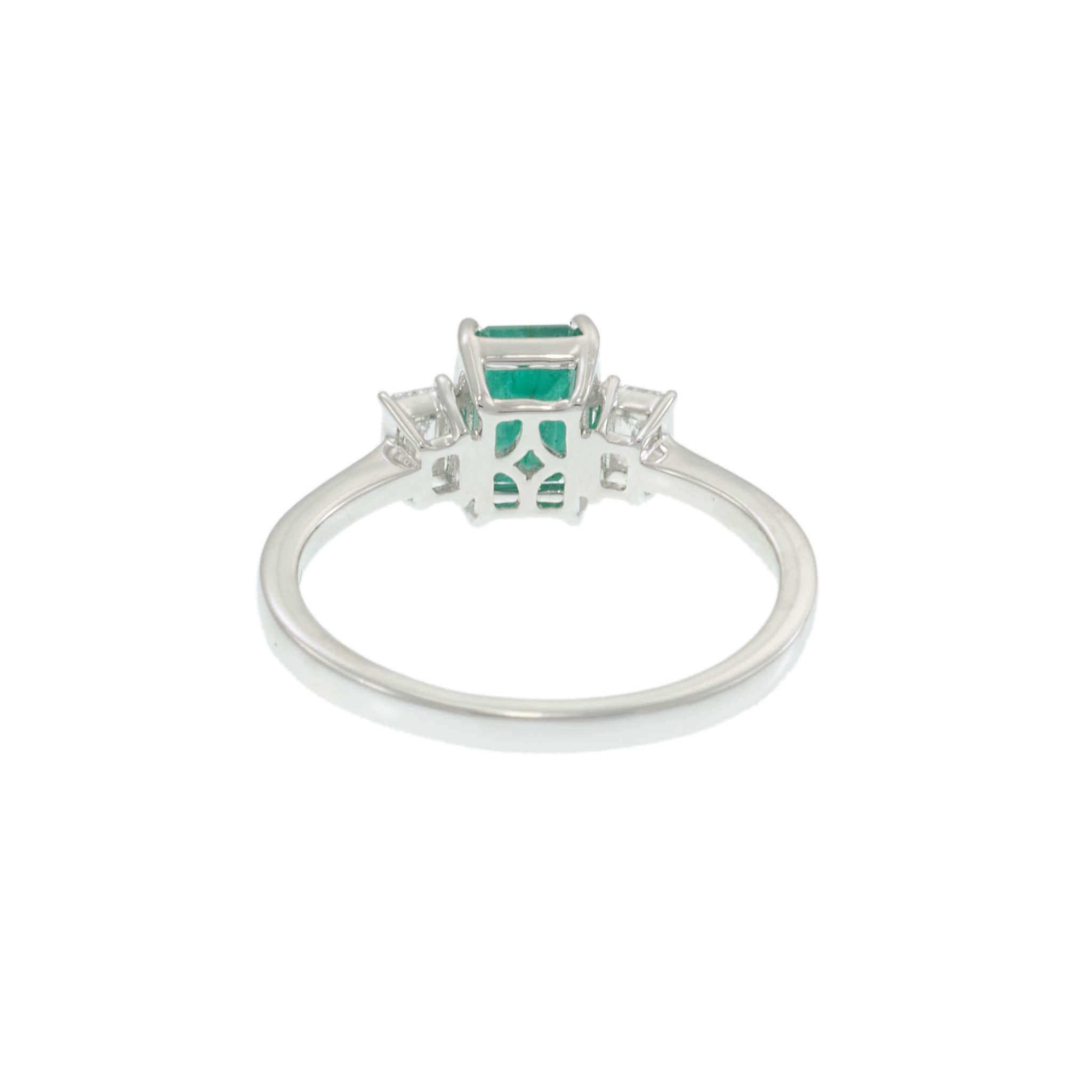 14KT White Gold Emerald and Diamond Three-Stone Ring in vendita 2