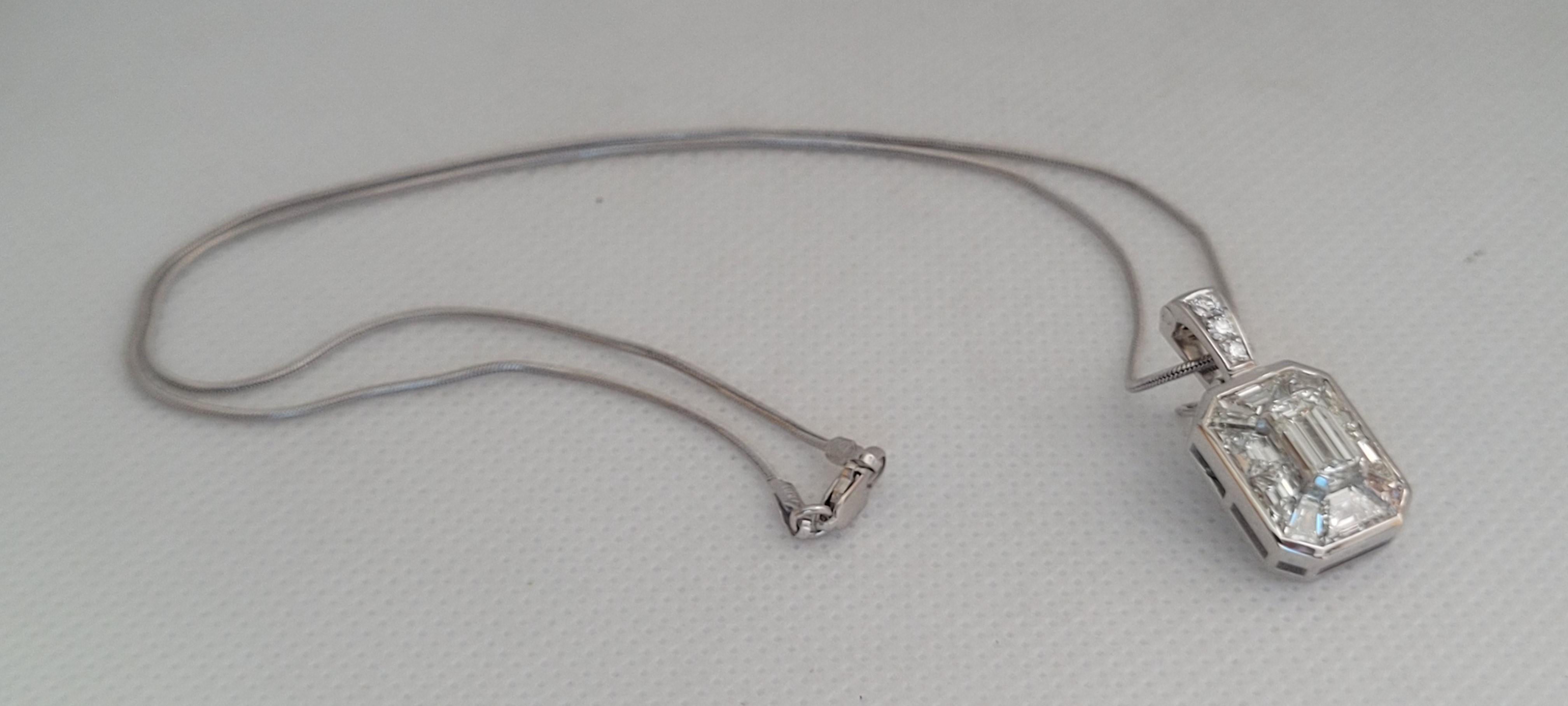 14kt Weißgold RGC Designer Anhänger Enhancer mit etwa 3,95 Karat Gesamtgewicht in Diamanten. Der Mittelstein ist ein 1,10-Karat-Diamant im Smaragdschliff mit der Bewertung G/VS1. Außerdem gibt es 10 Diamanten im Baguetteschliff von insgesamt 2,70