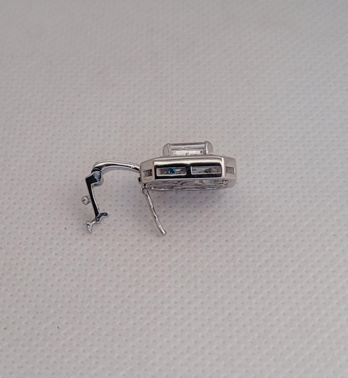 14kt Weißgold Smaragd Baguette-Diamant-Anhänger, unsichtbar gefasst, 3,95cttw, 16 in (Moderne) im Angebot