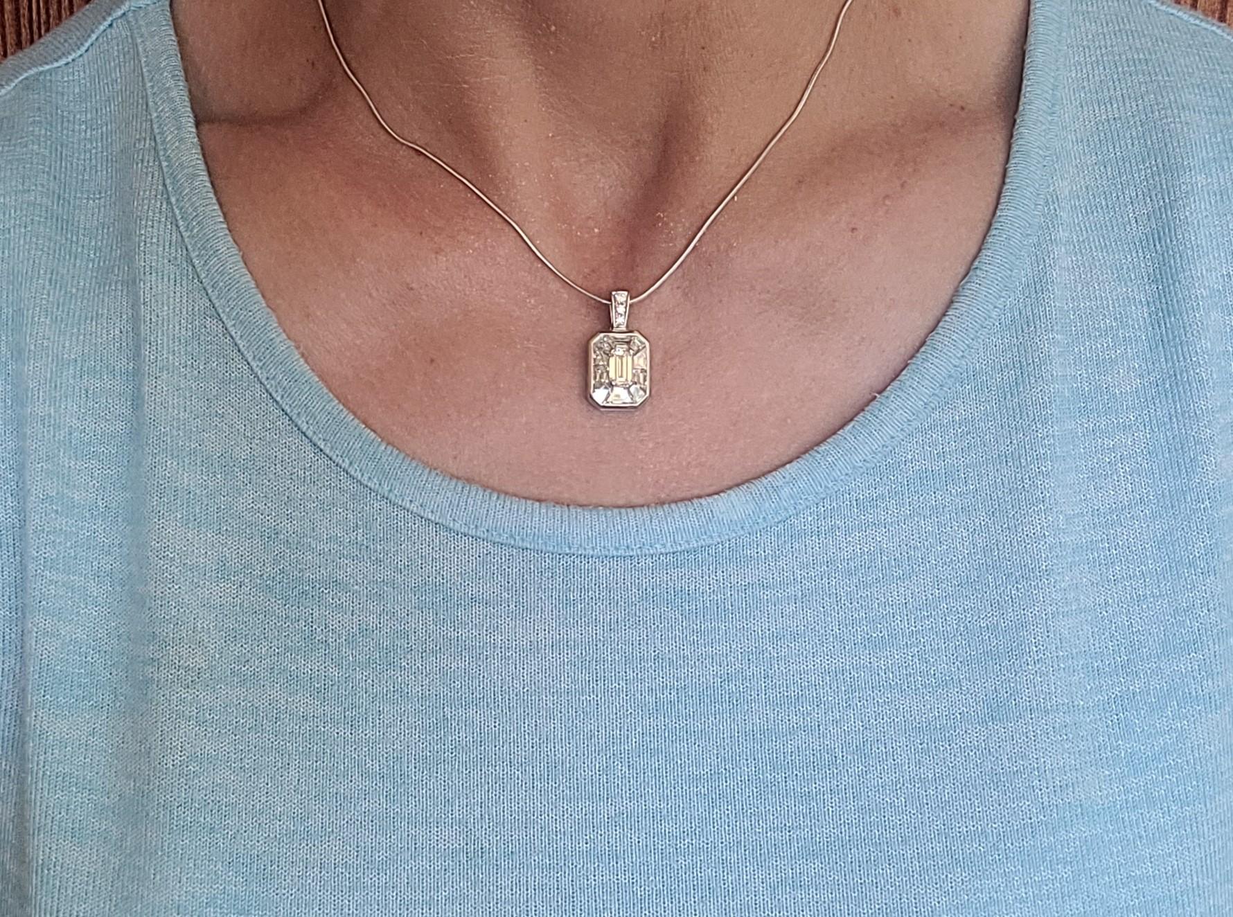 14kt Weißgold Smaragd Baguette-Diamant-Anhänger, unsichtbar gefasst, 3,95cttw, 16 in im Zustand „Hervorragend“ im Angebot in San Diego, CA